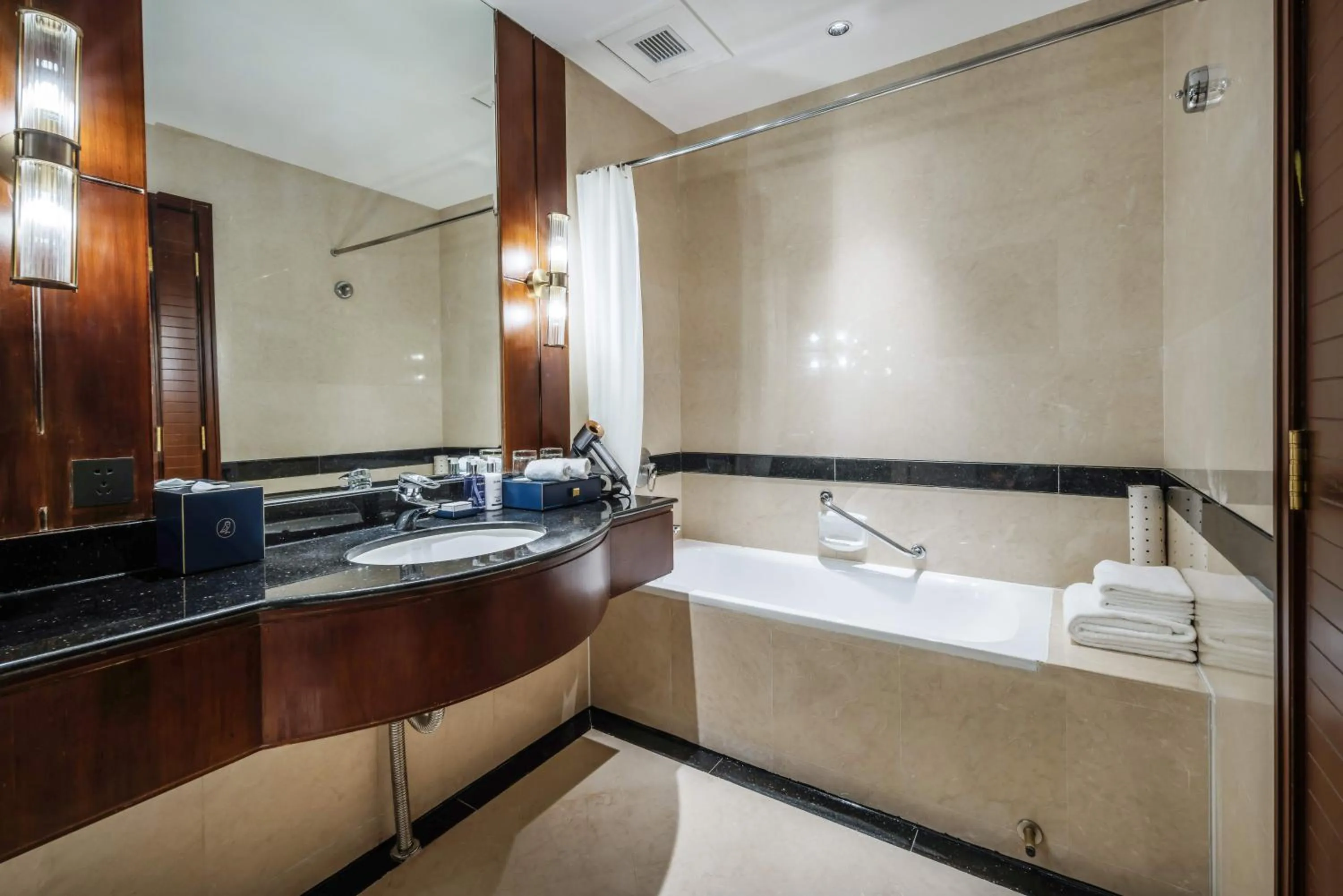 Bath in voco Wuhan Xinhua by IHG