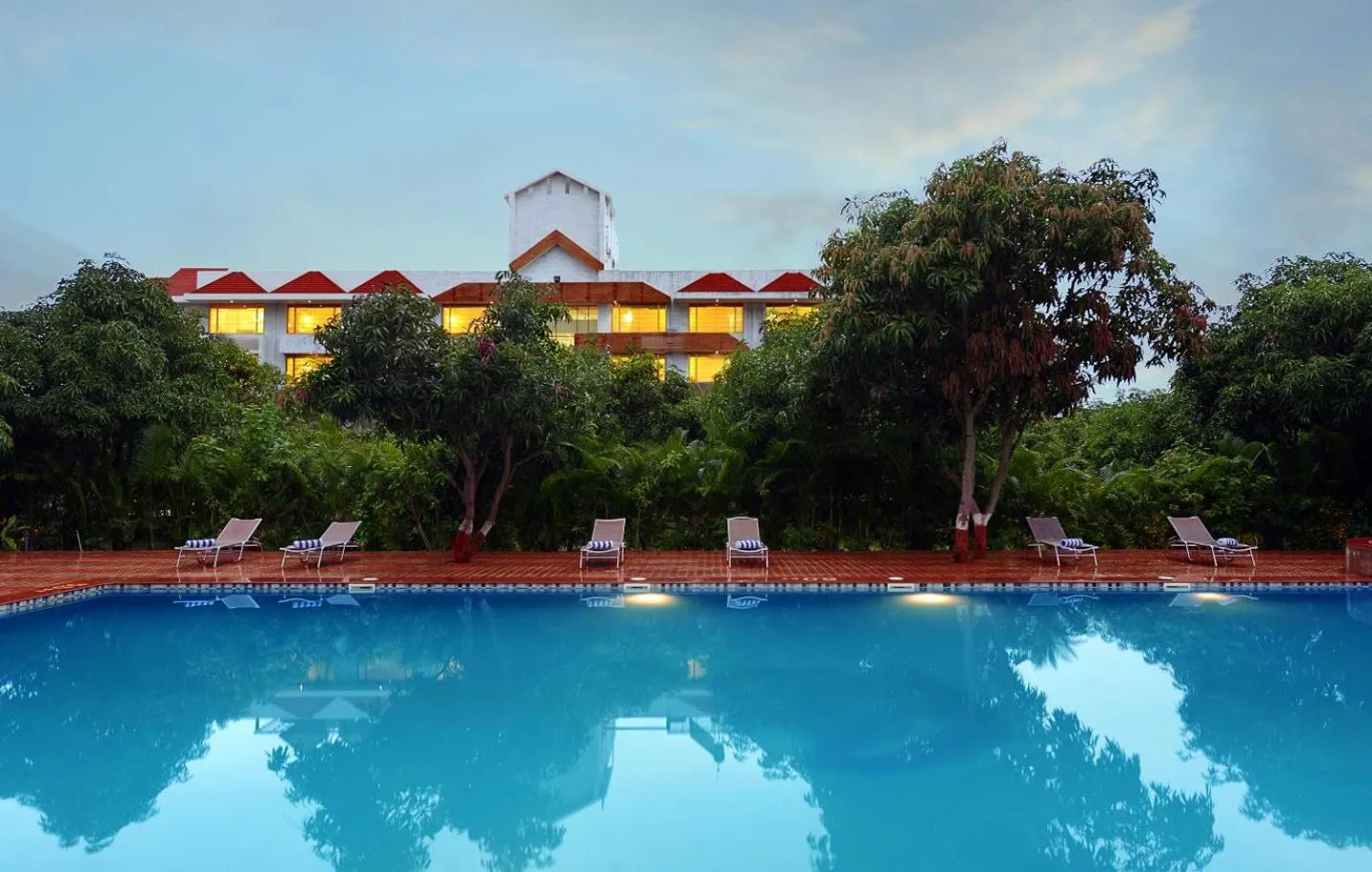 Swimming pool in Sarovar Portico Sasangir
