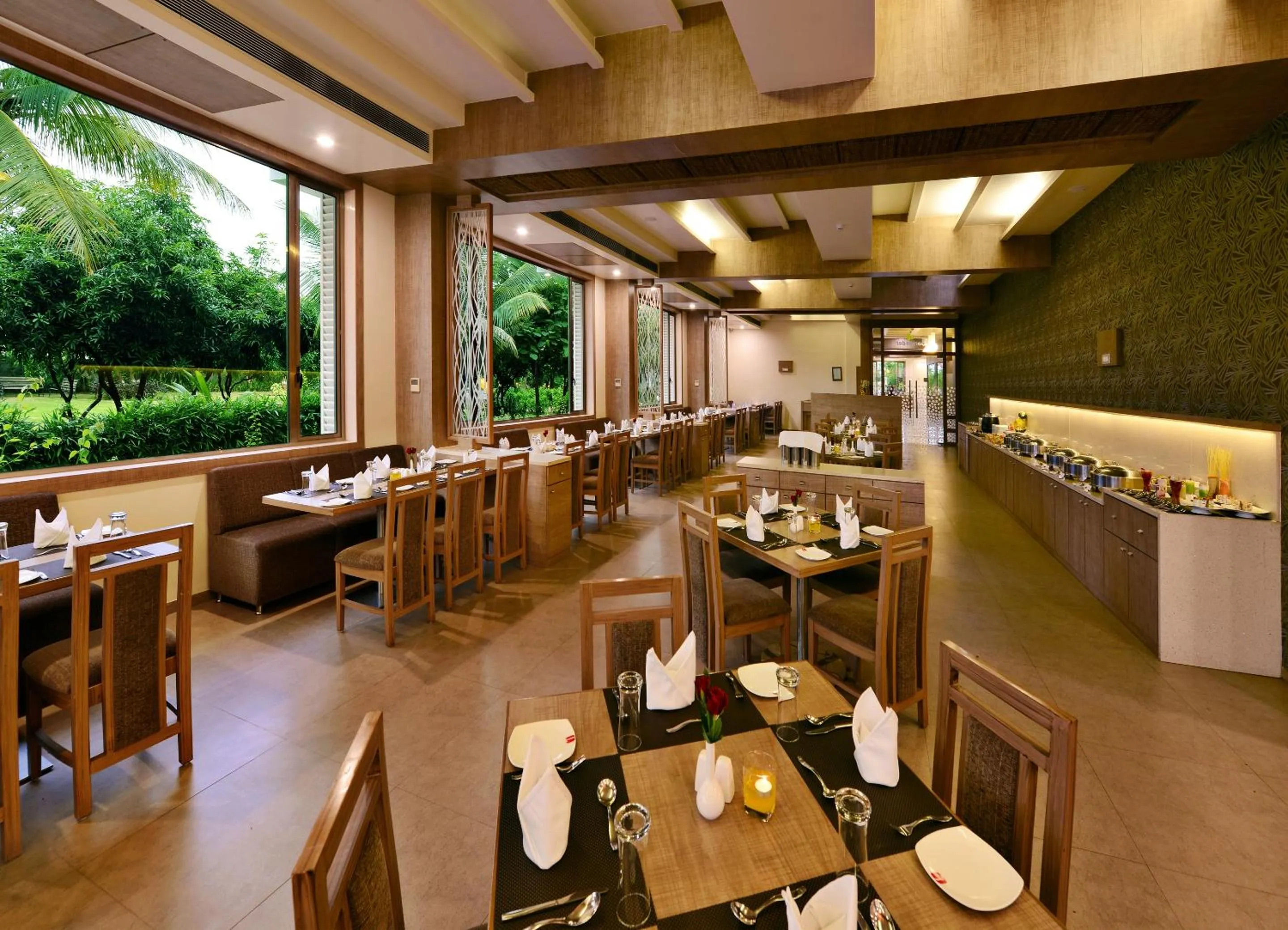 Restaurant/places to eat in Sarovar Portico Sasangir