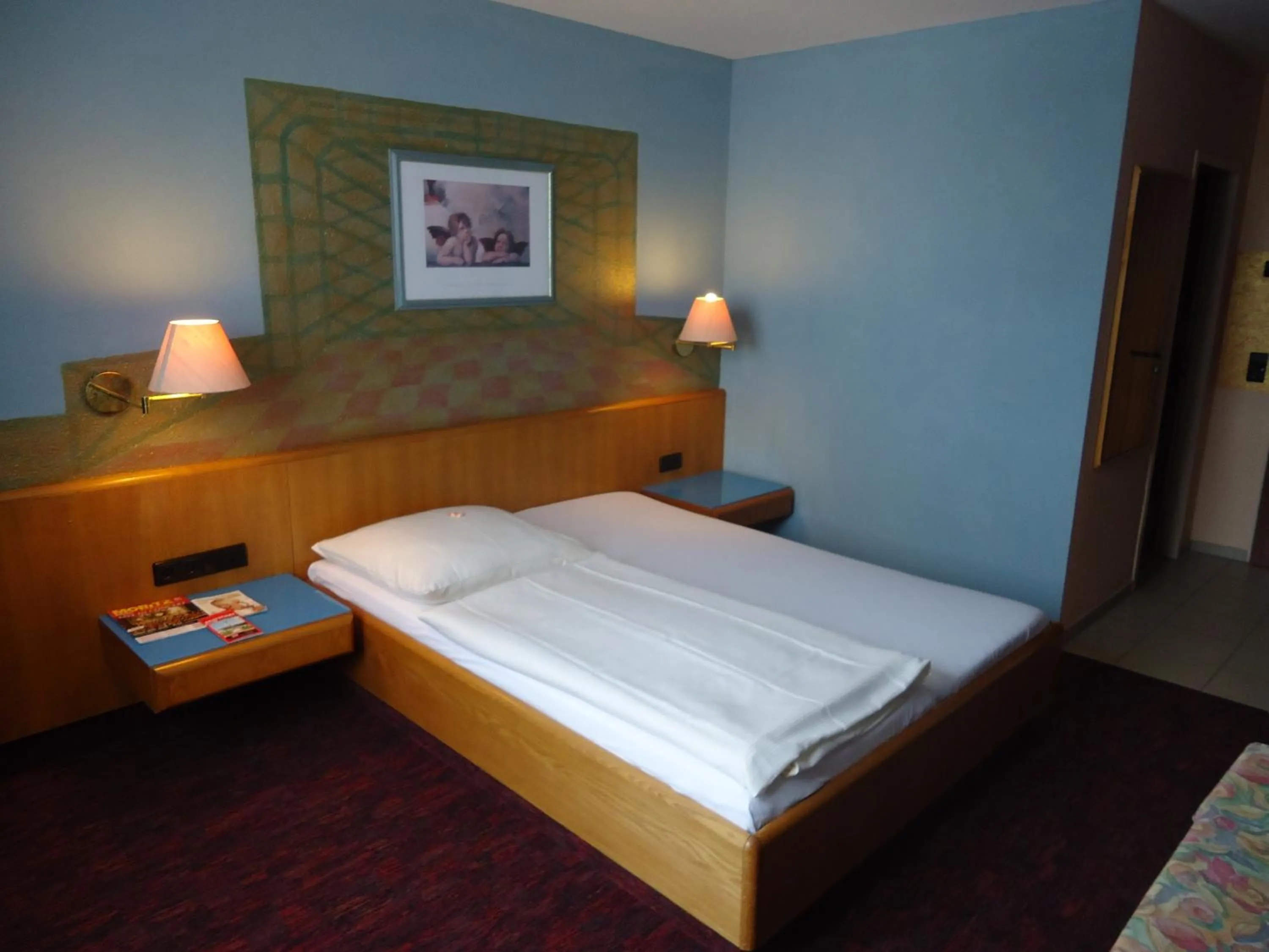 Bed in enjoyHotel garni Korntal Stuttgart b&b Parkplatz Sprinter Penny eTank