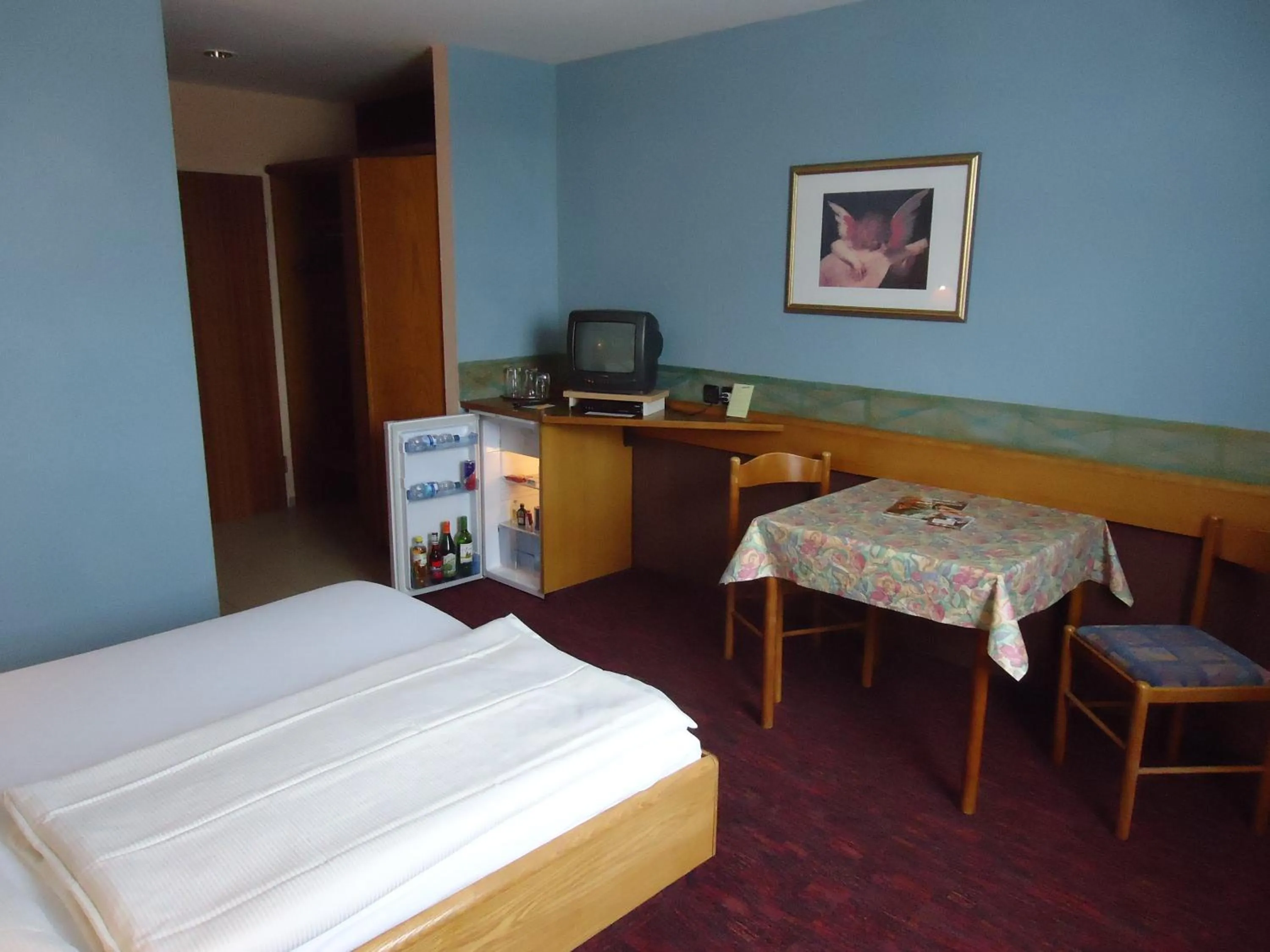 Dining area, Bed in enjoyHotel garni Korntal Stuttgart b&b Parkplatz Sprinter Penny eTank