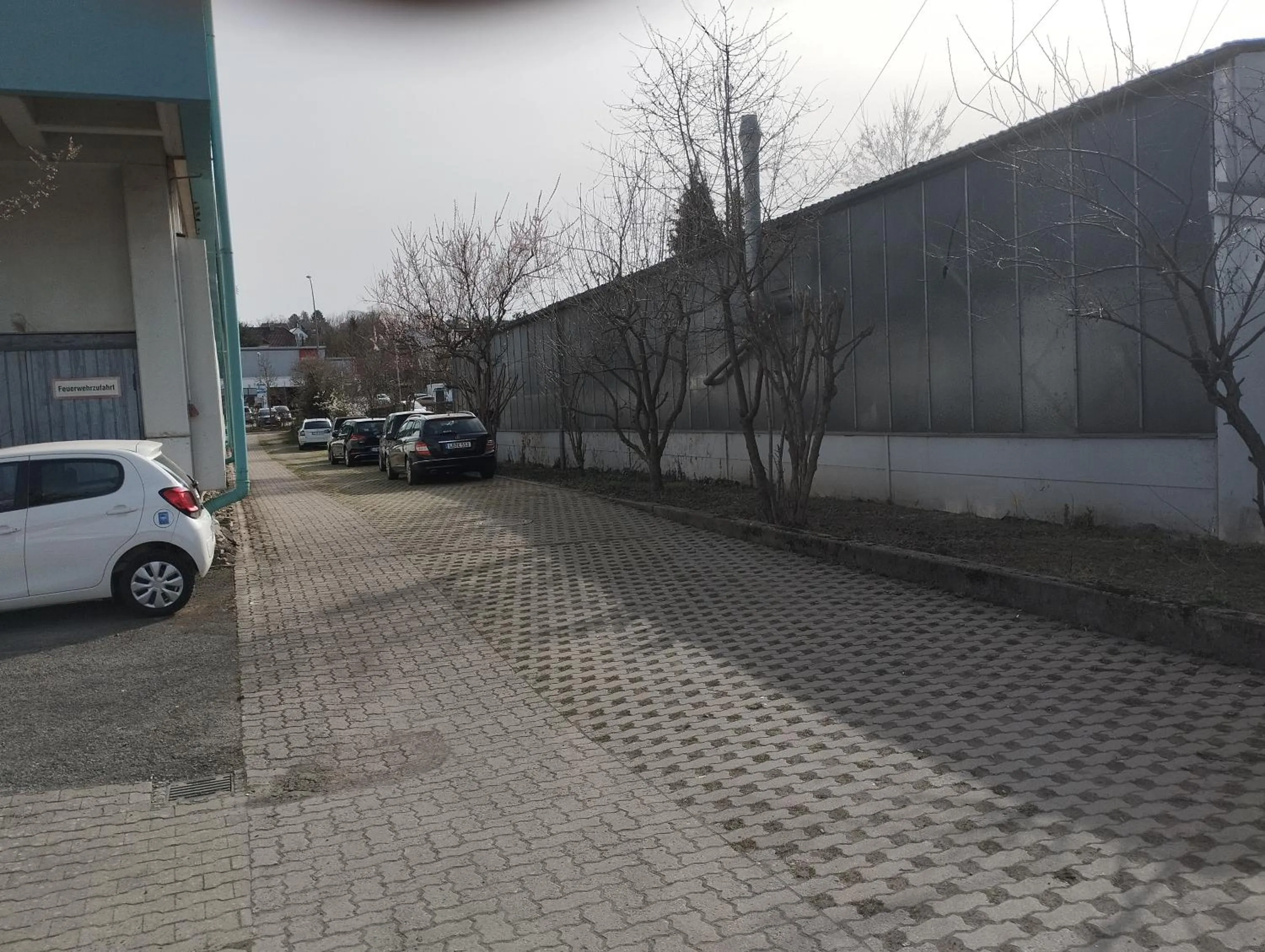 Parking in enjoyHotel garni Korntal Stuttgart b&b Parkplatz Sprinter Penny eTank