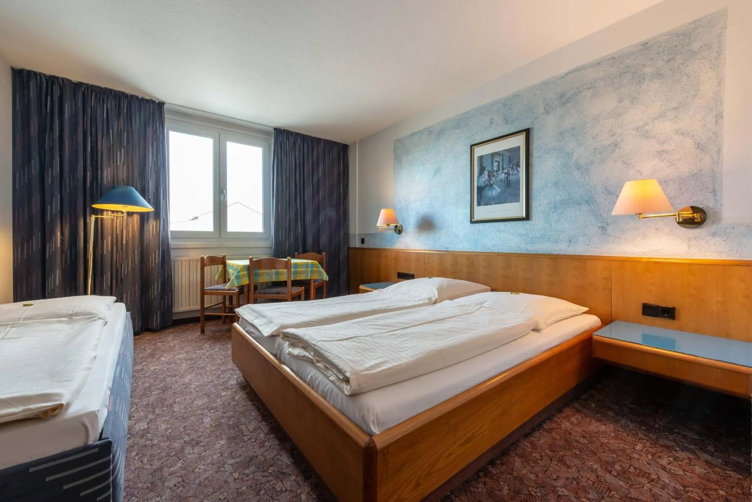 Photo of the whole room, Bed in enjoyHotel garni Korntal Stuttgart b&b Parkplatz Sprinter Penny eTank