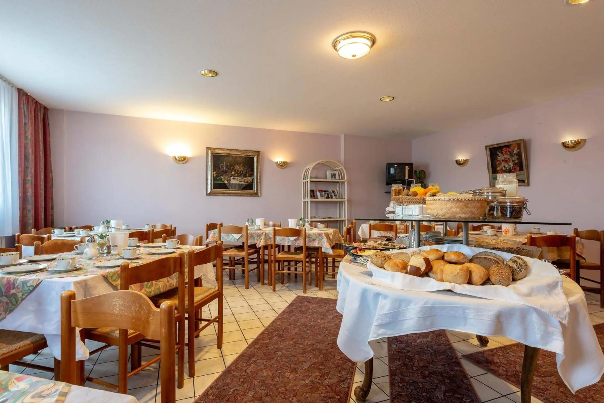 Breakfast in enjoyHotel garni Korntal Stuttgart b&b Parkplatz Sprinter Penny eTank