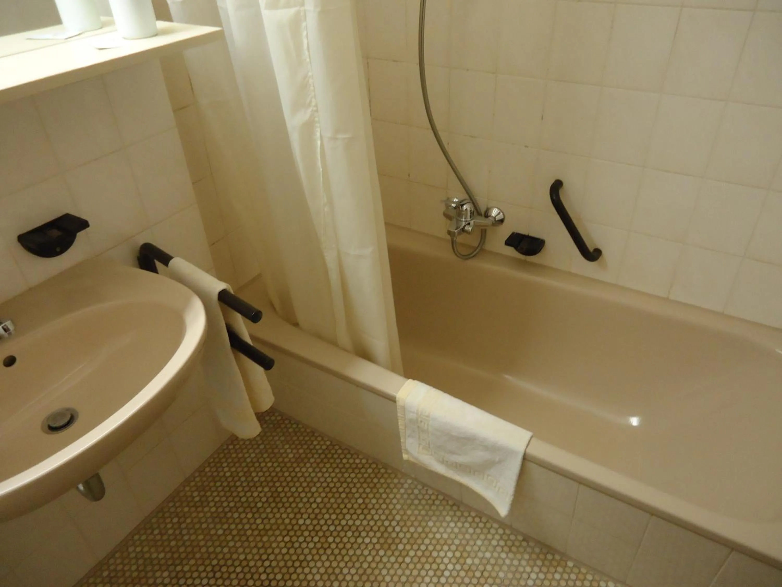 Shower in enjoyHotel garni Korntal Stuttgart b&b Parkplatz Sprinter Penny eTank