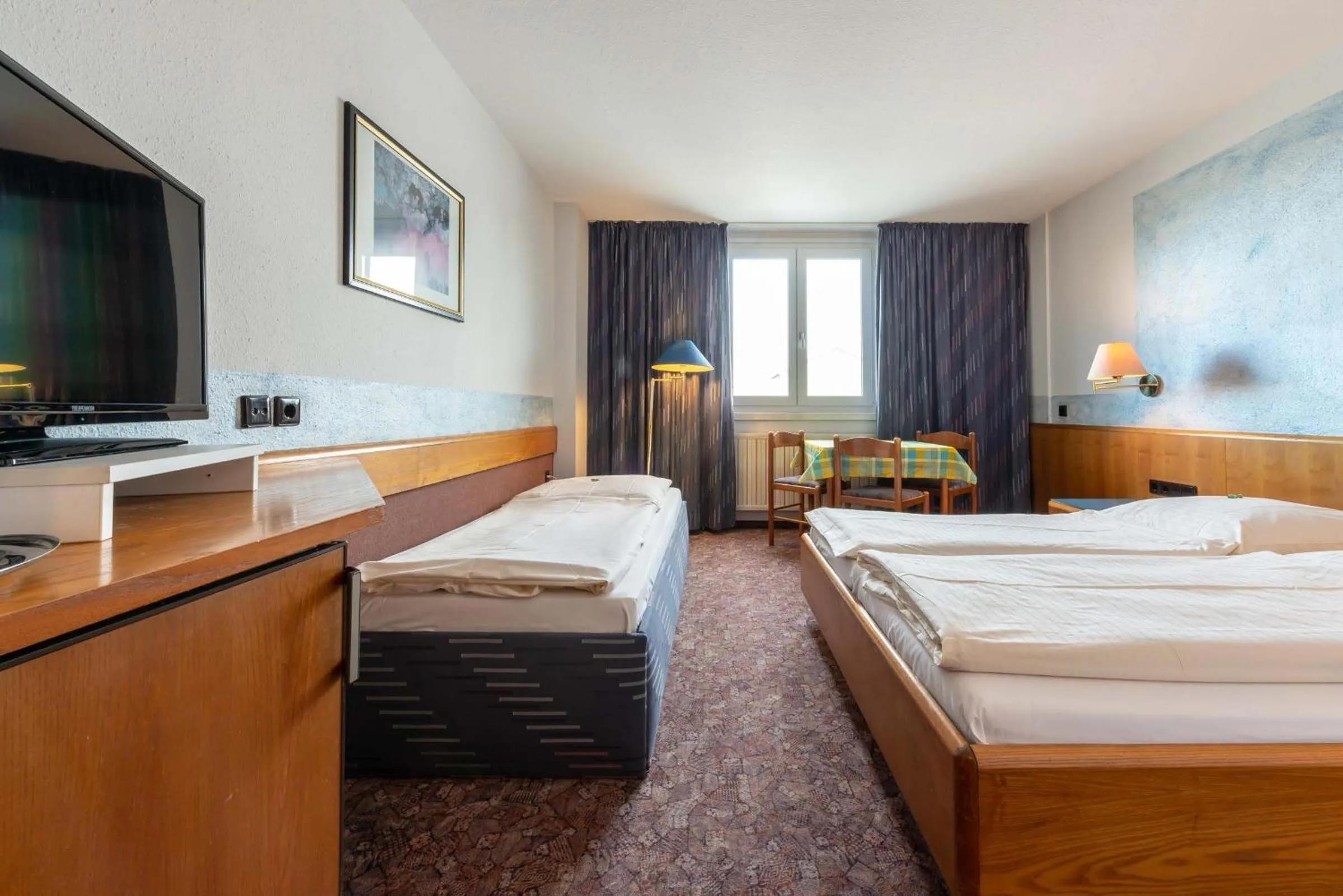 Photo of the whole room, Bed in enjoyHotel garni Korntal Stuttgart b&b Parkplatz Sprinter Penny eTank