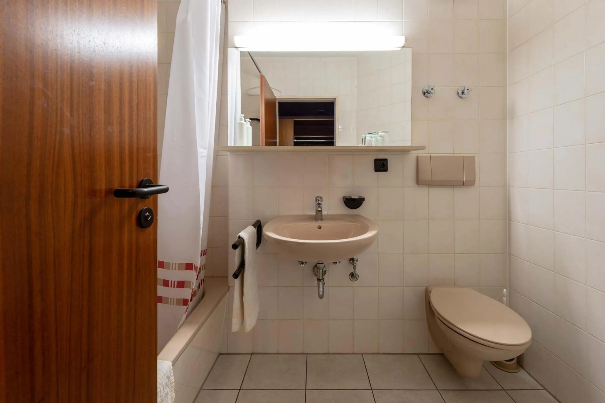 Toilet in enjoyHotel garni Korntal Stuttgart b&b Parkplatz Sprinter Penny eTank