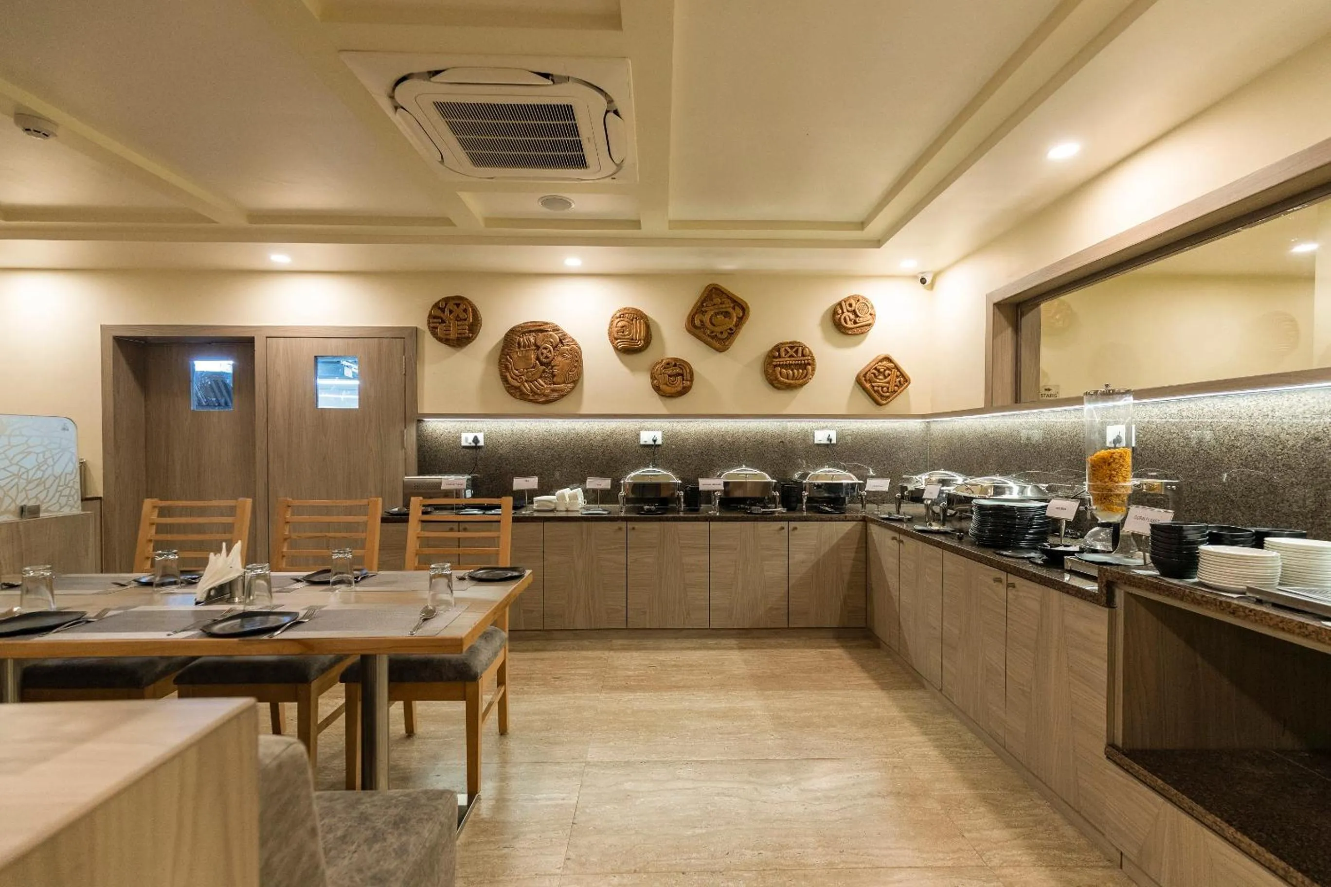 Restaurant/places to eat in Pride Biznotel Sasan Gir