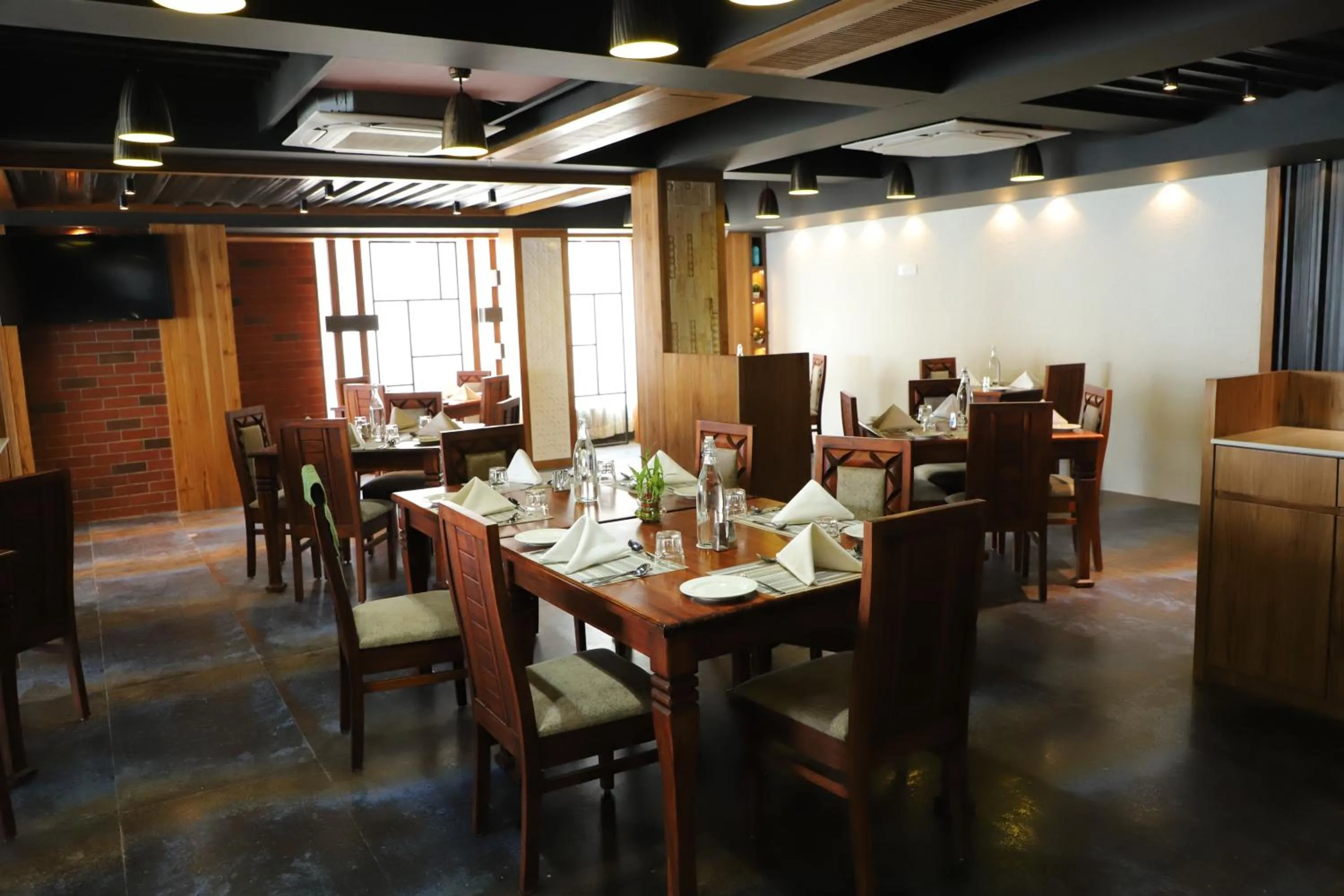 Restaurant/places to eat in Regenta Inn Morbi