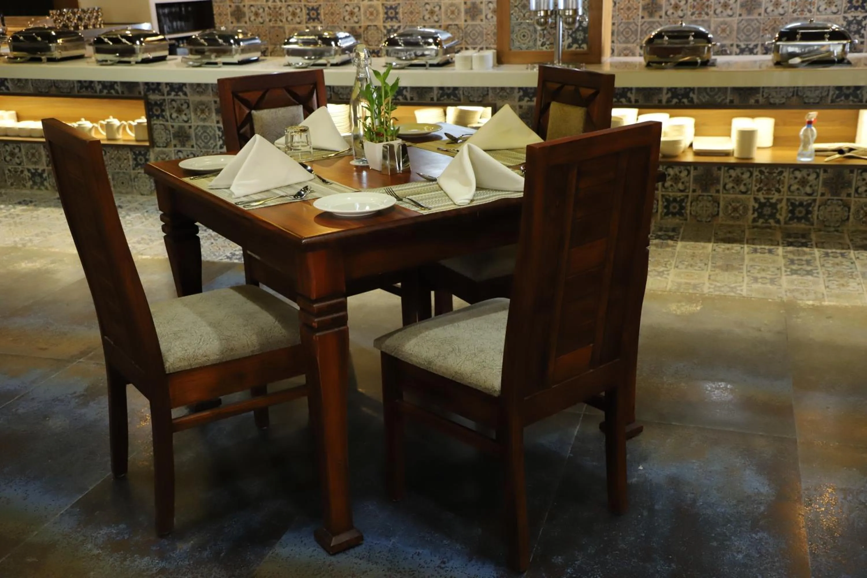 Restaurant/places to eat in Regenta Inn Morbi