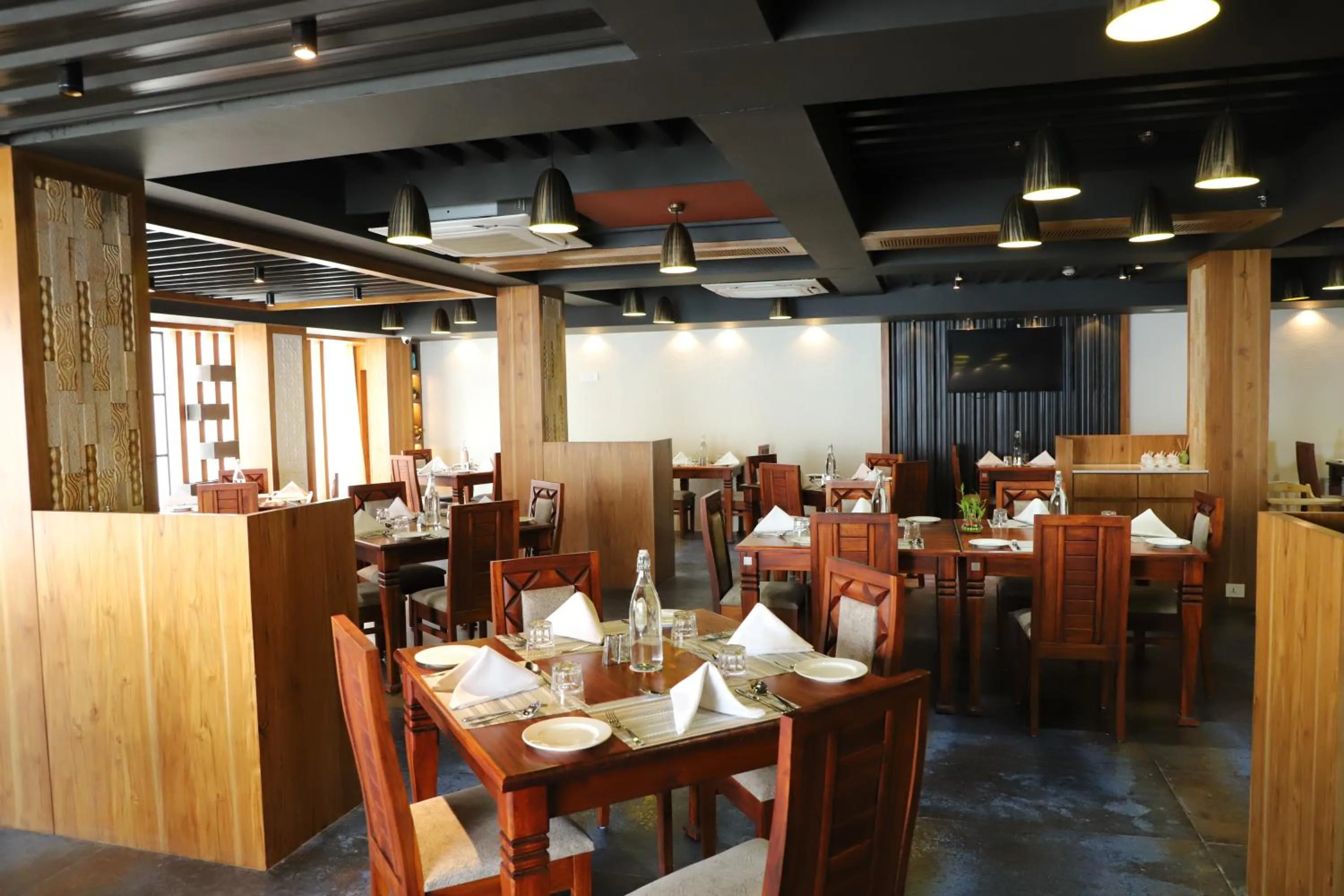 Restaurant/places to eat in Regenta Inn Morbi