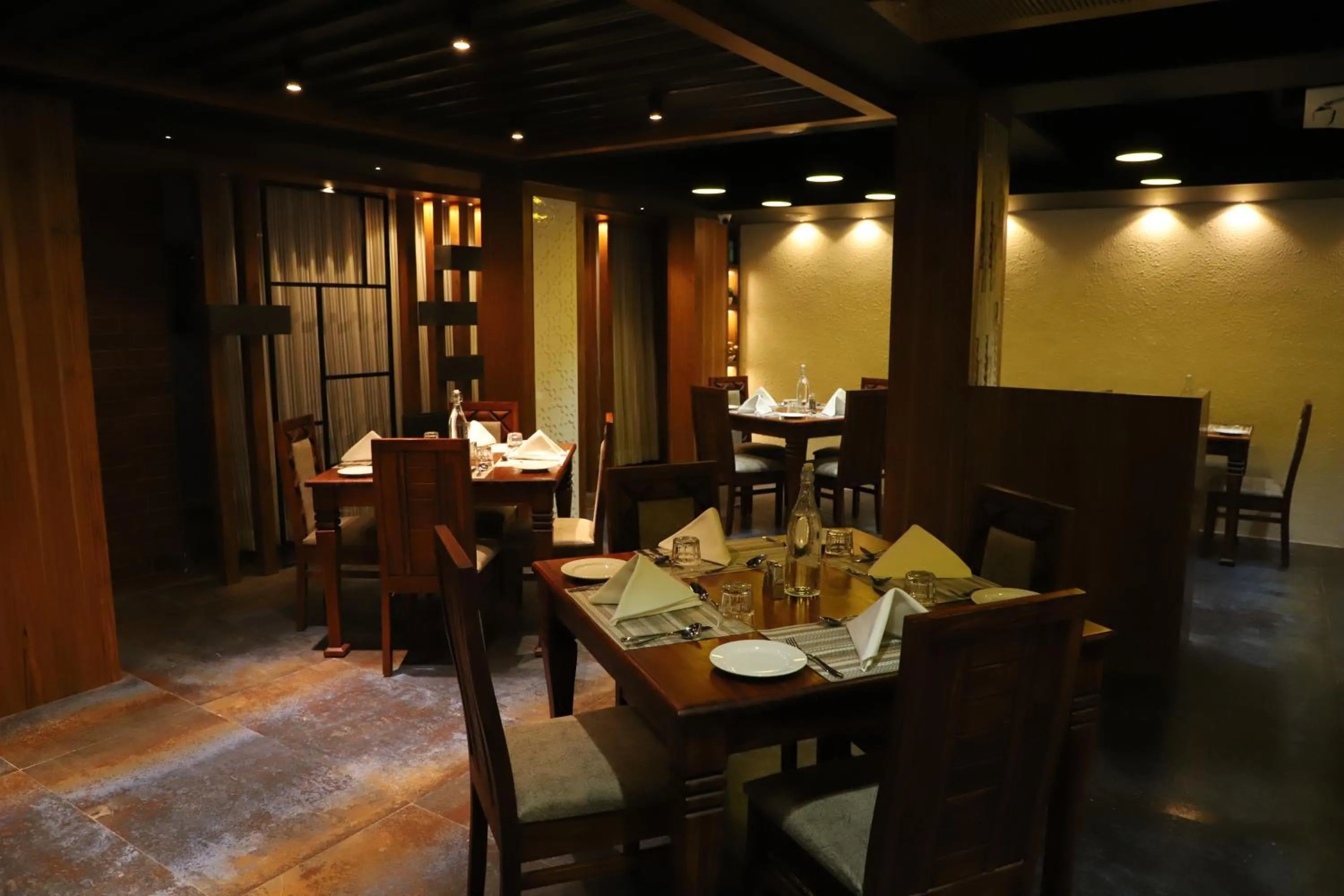 Restaurant/places to eat in Regenta Inn Morbi