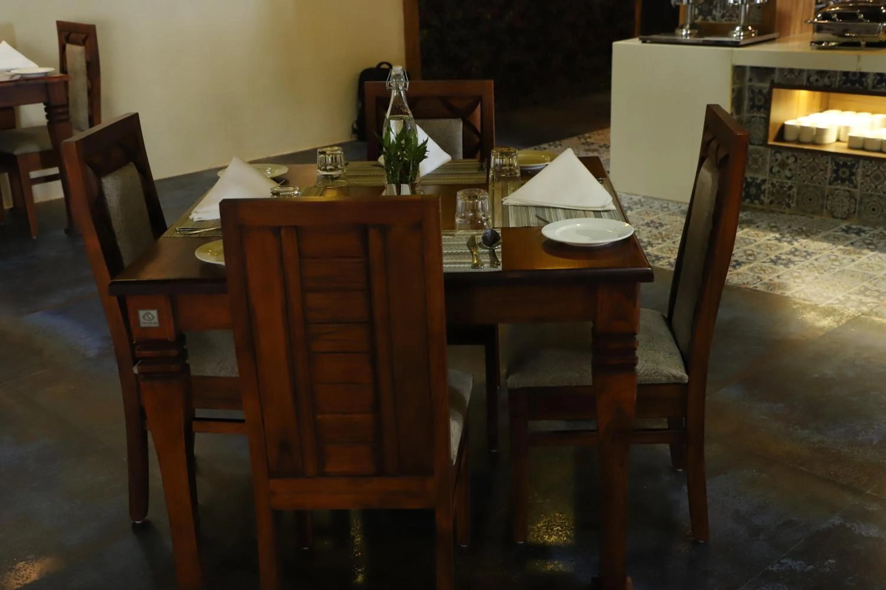 Restaurant/places to eat in Regenta Inn Morbi