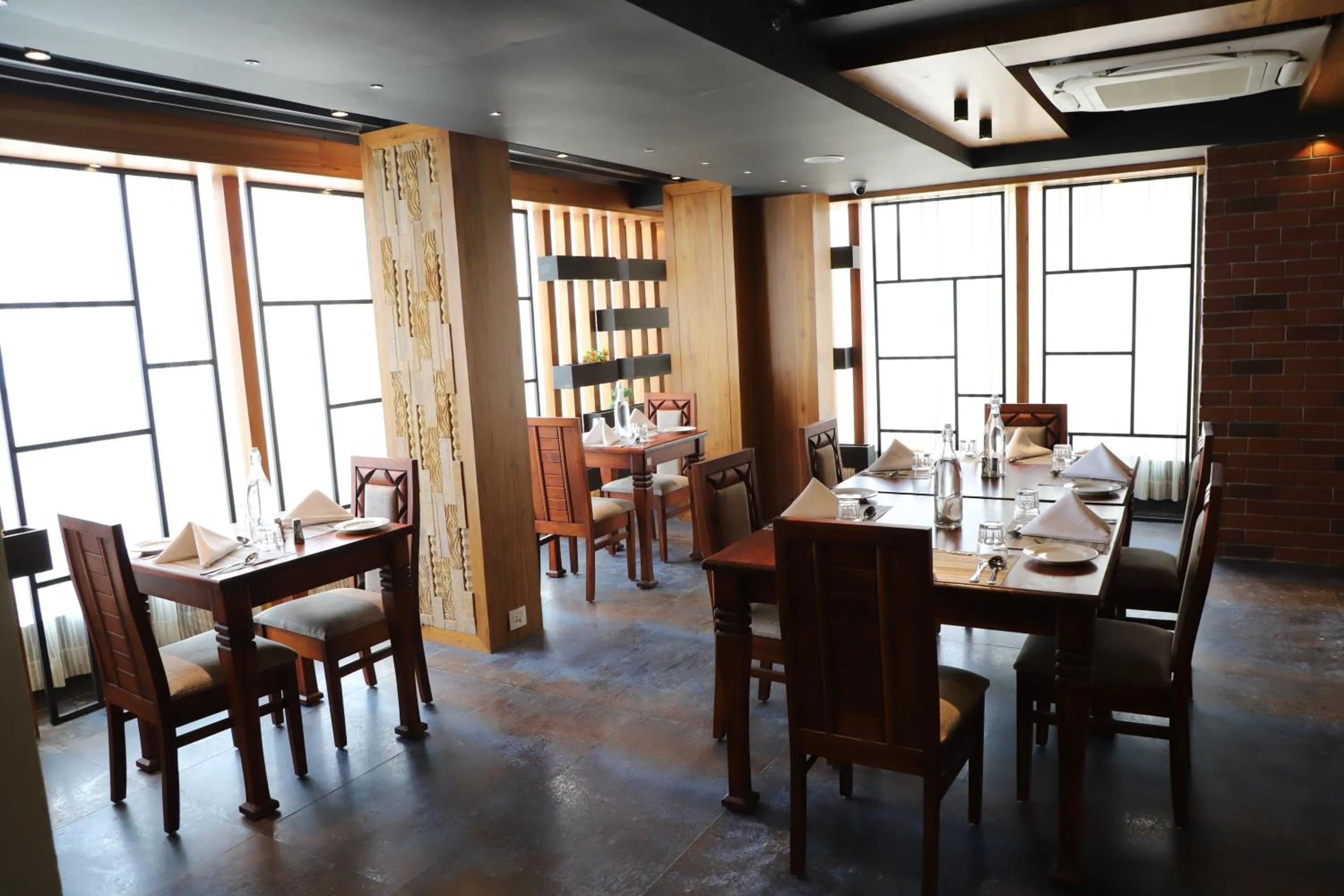 Restaurant/places to eat in Regenta Inn Morbi