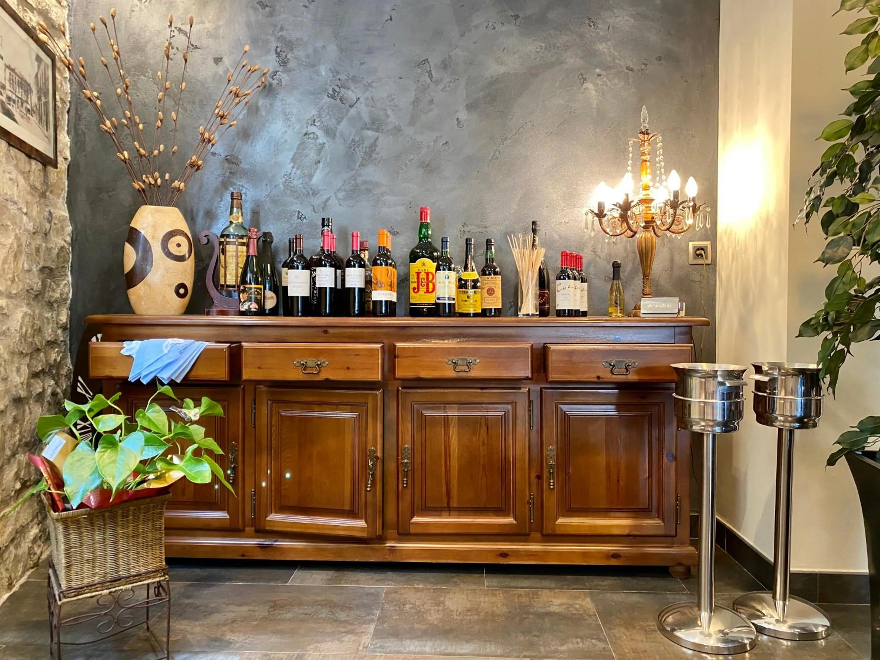 Restaurant/places to eat in Hostal Bonavista