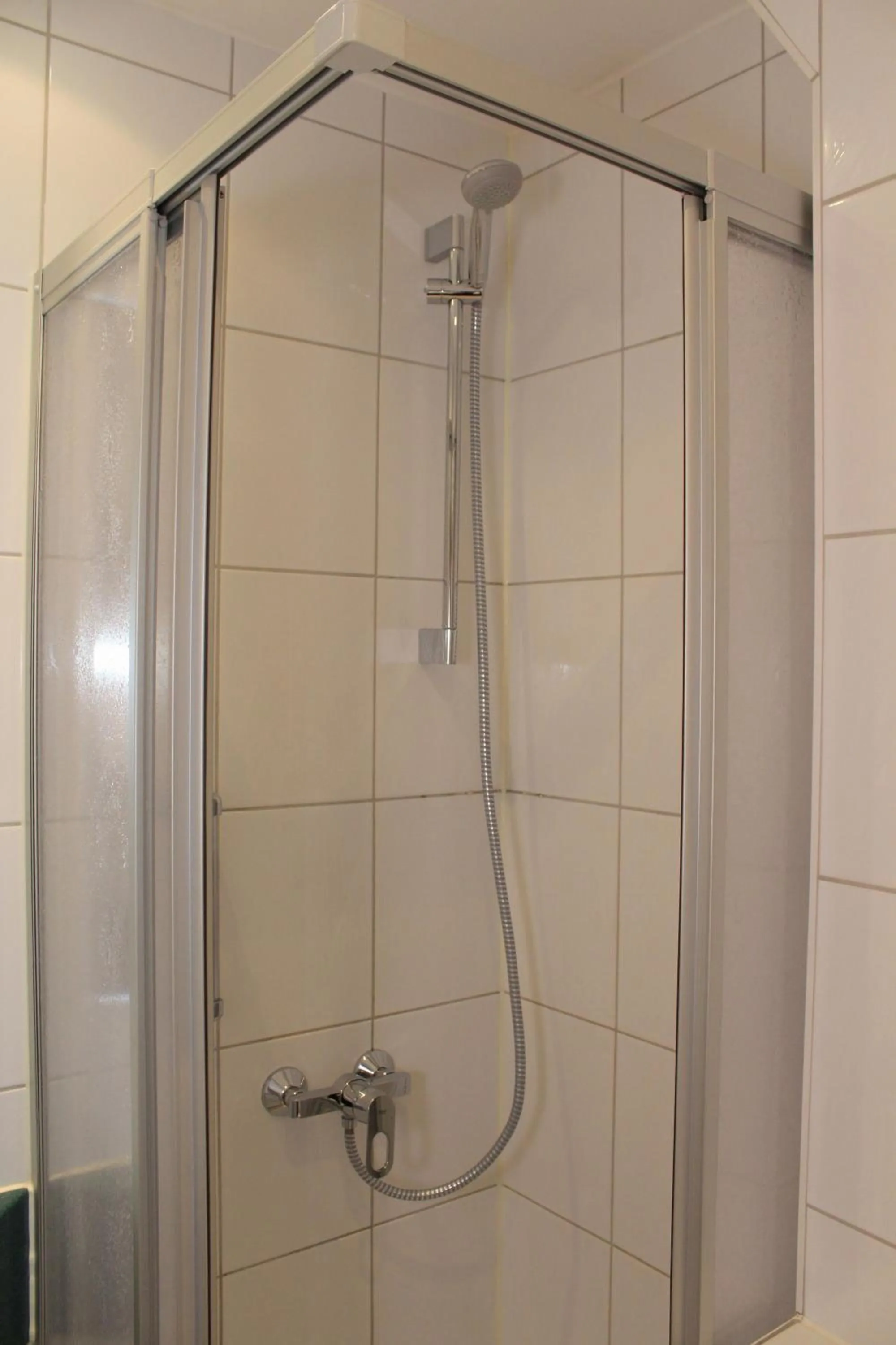 Shower in Hotel S16