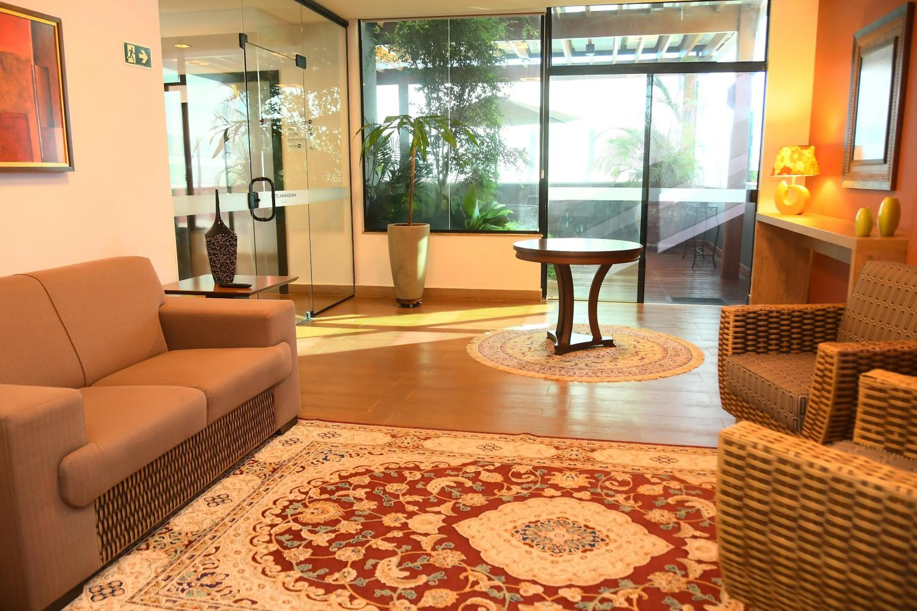 Communal lounge/ TV room in Hotel Araraquara By Mercure