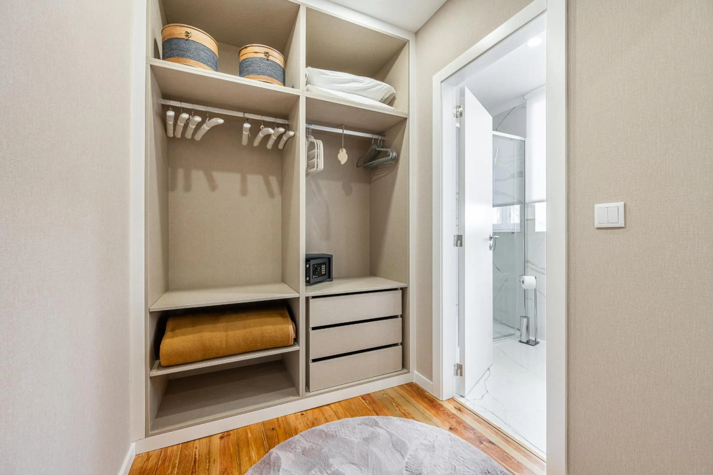 wardrobe, Bed in Casas do Porto - Ribeira Apartments