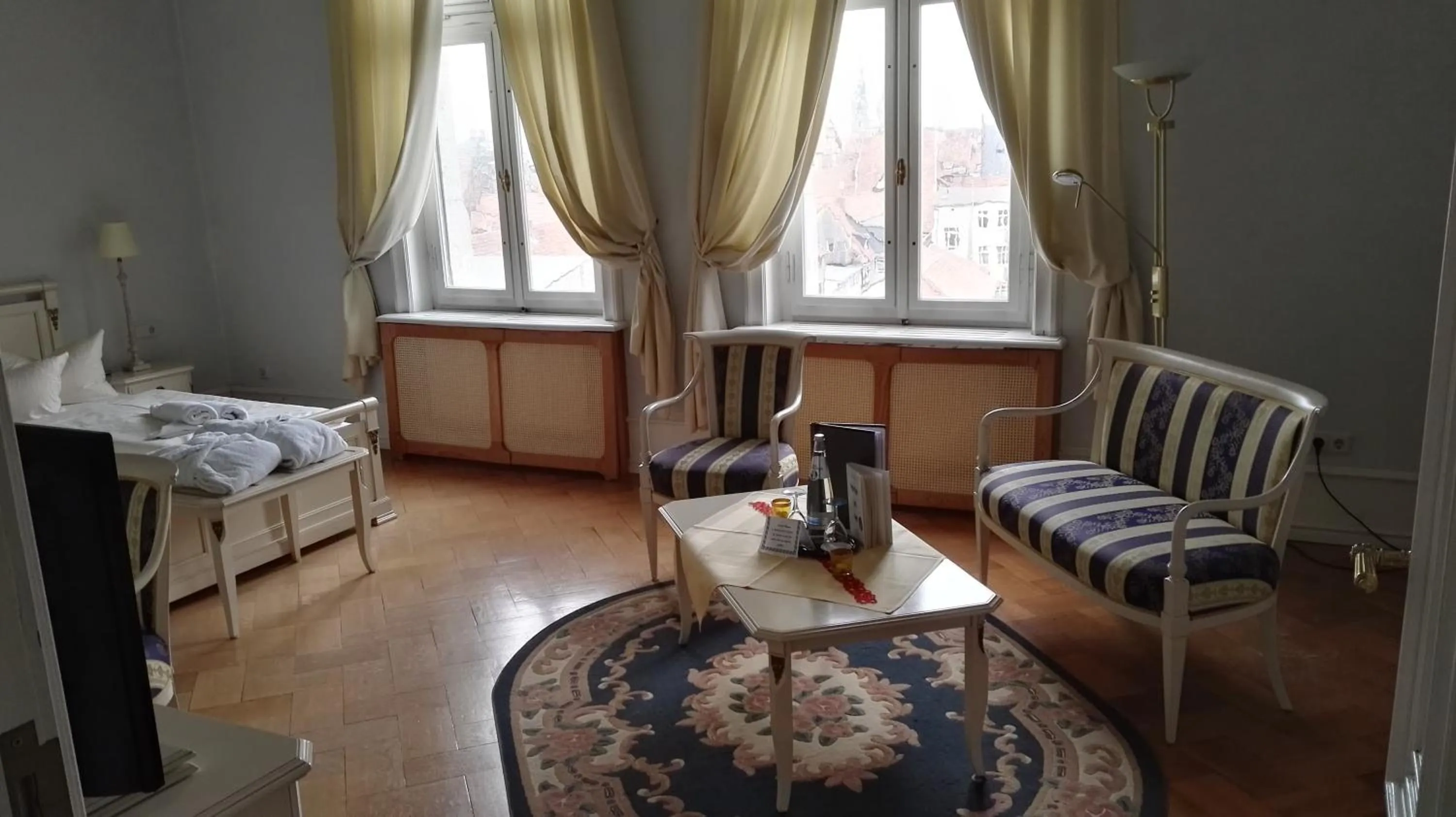 Photo of the whole room, Bed in Schlosshotel zum Markgrafen