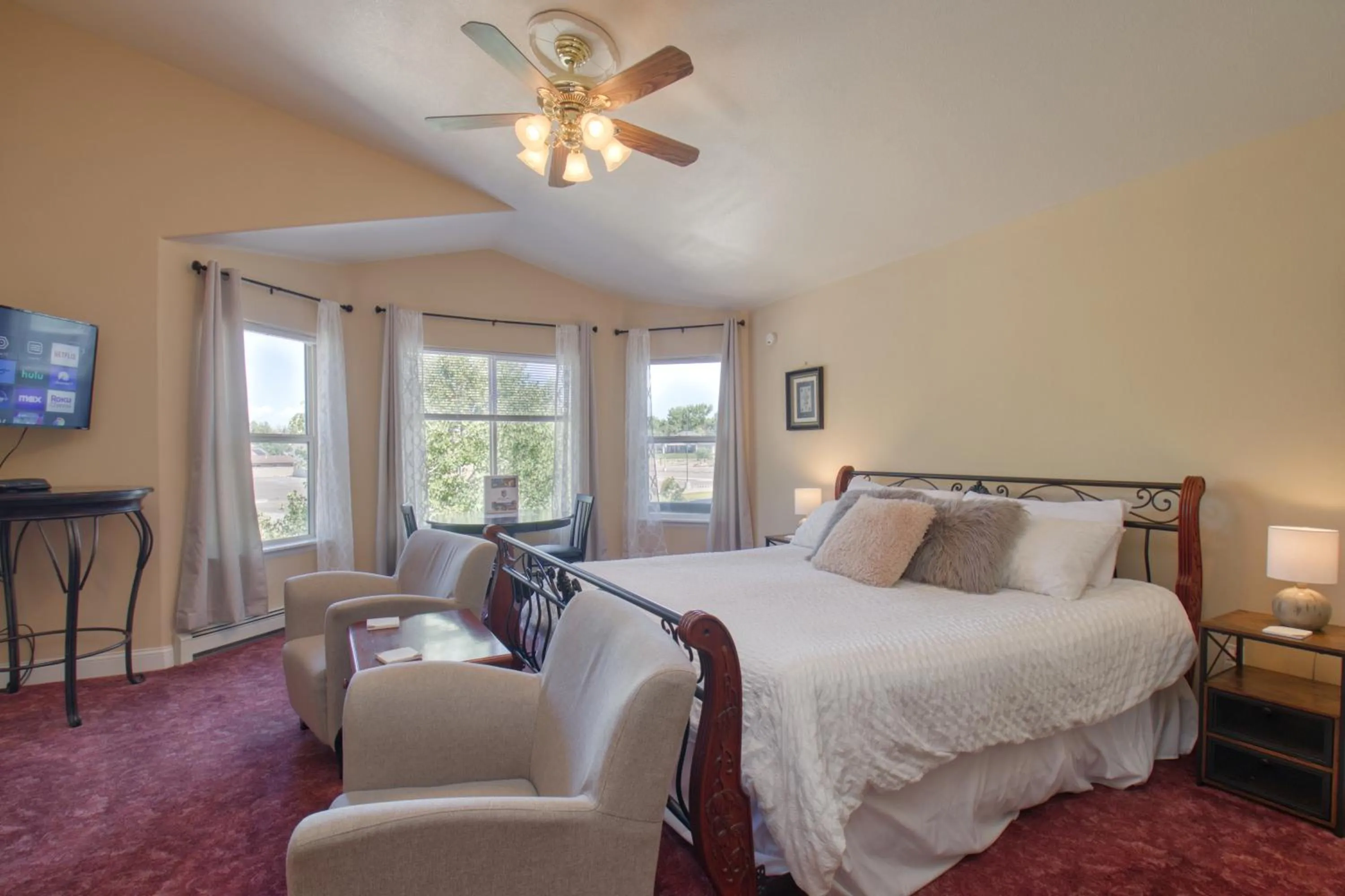 Property building, Bed in Castle Creek Manor