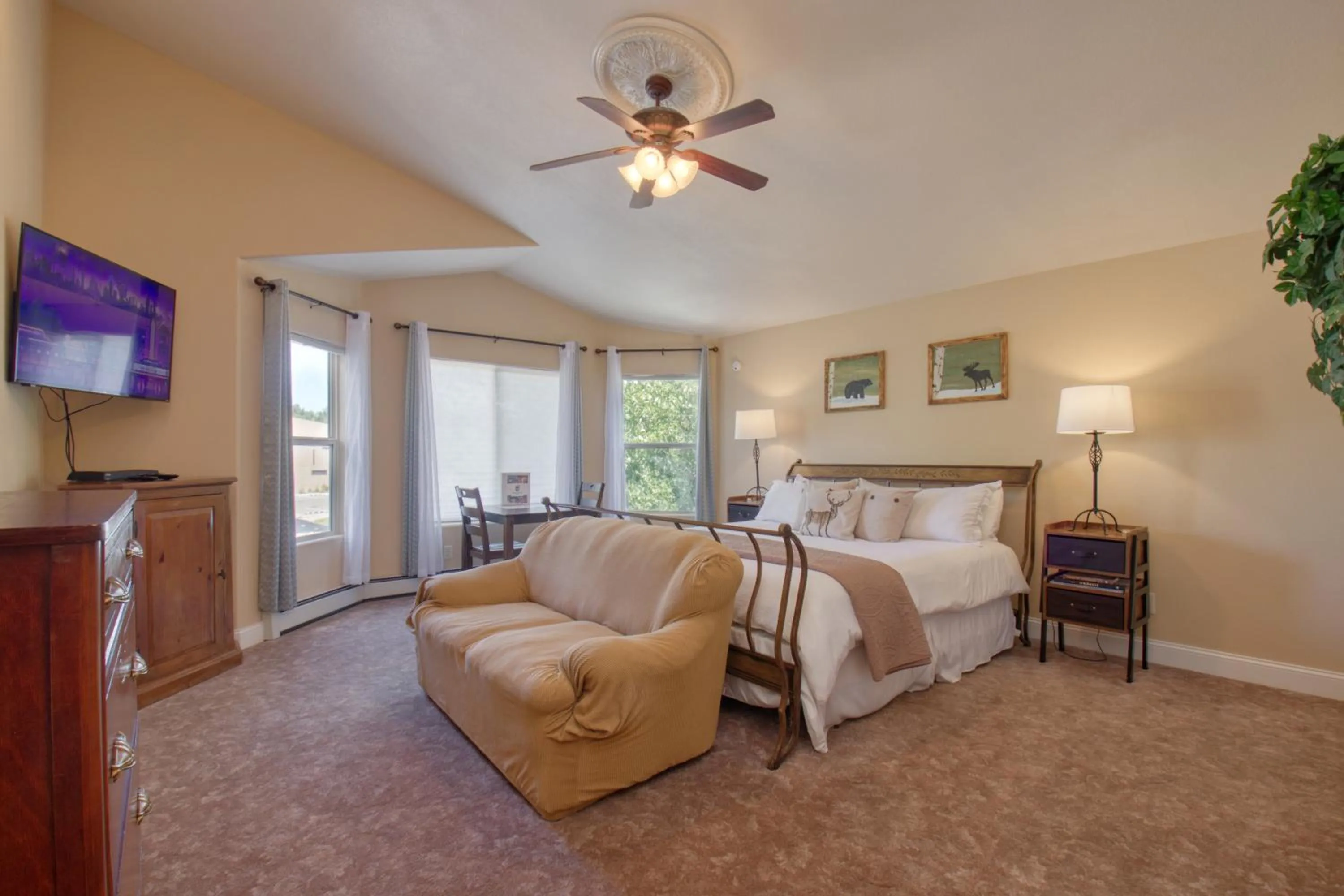 Property building, Bed in Castle Creek Manor