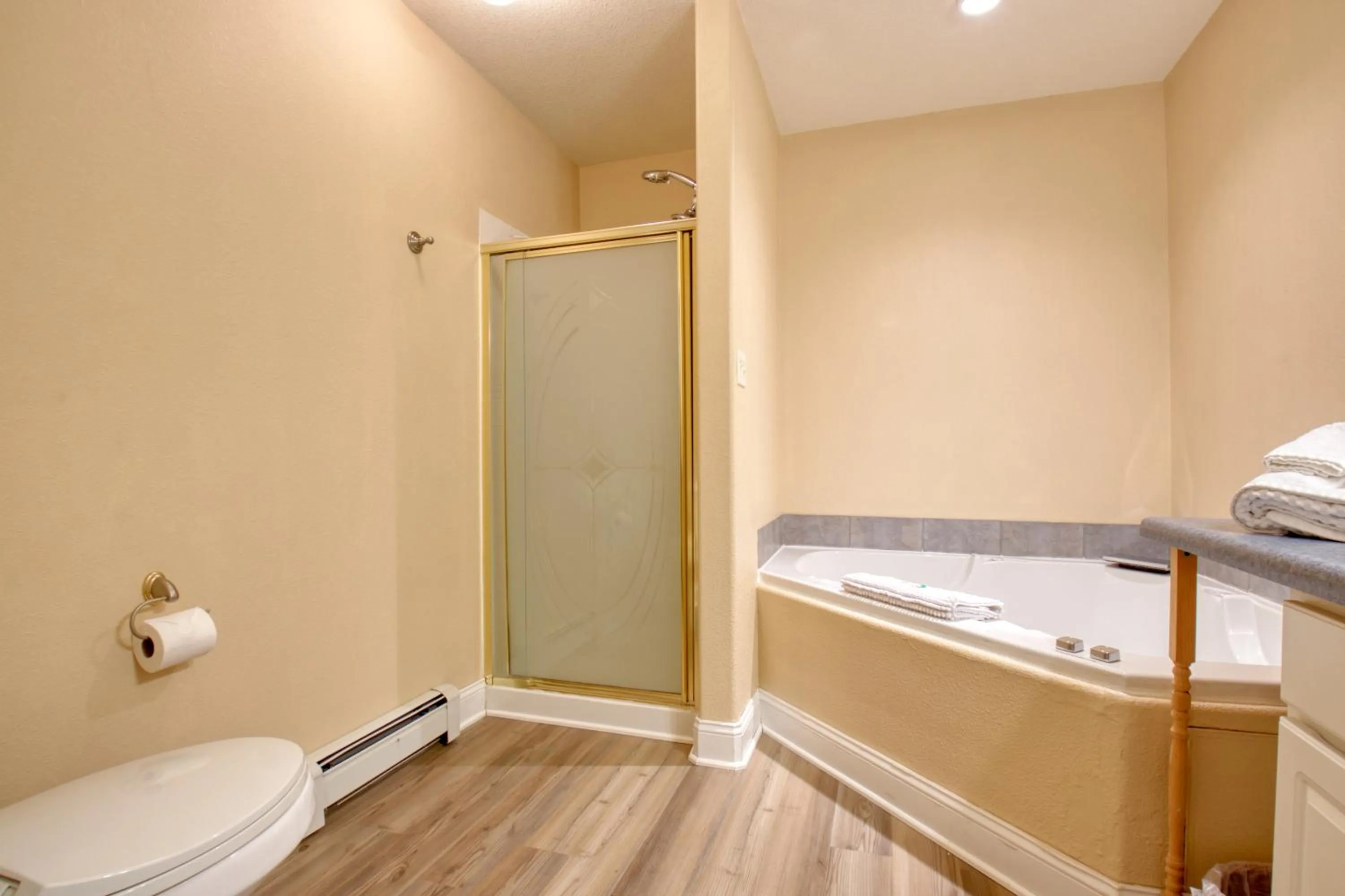 Property building, Bed in Castle Creek Manor