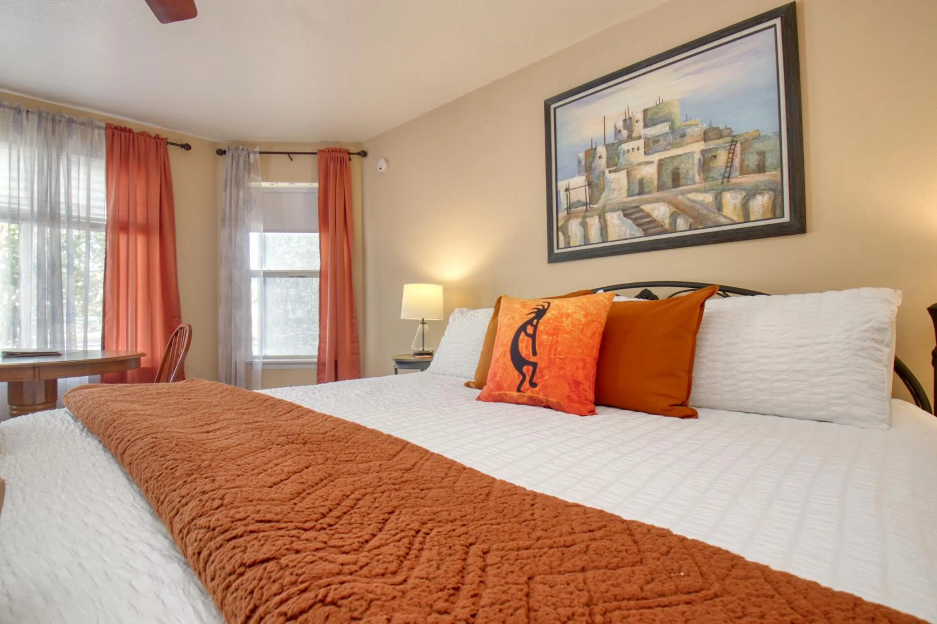 Property building, Bed in Castle Creek Manor