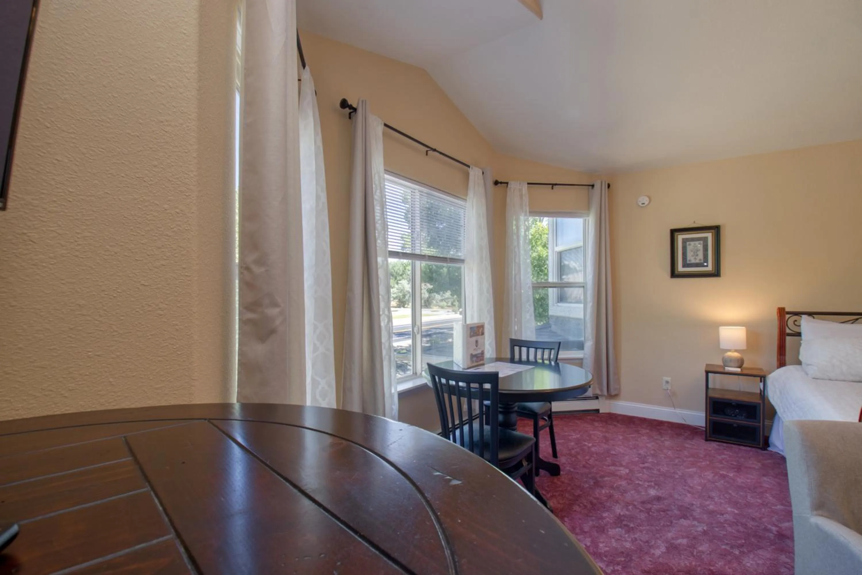 Property building, Bed in Castle Creek Manor