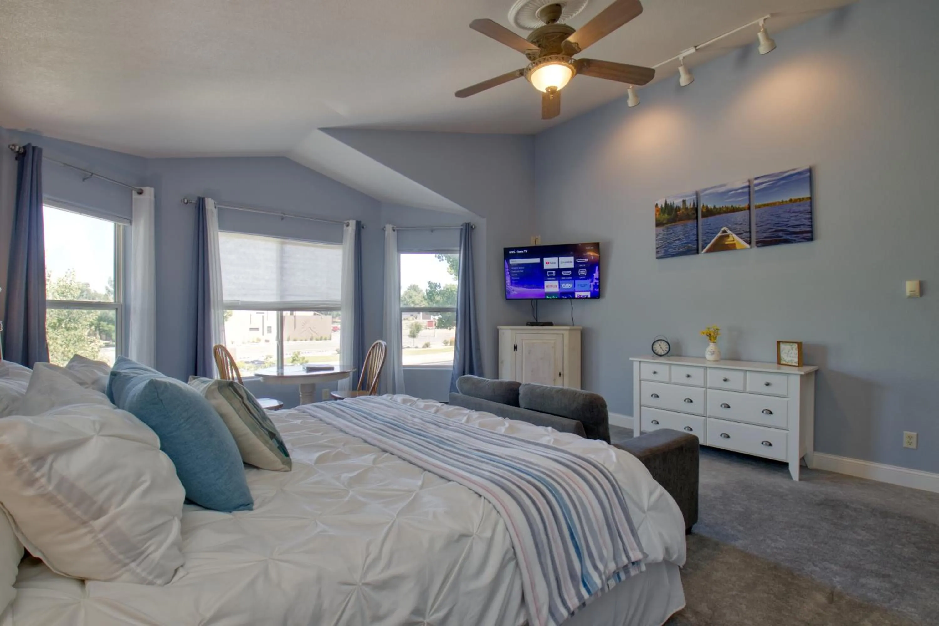 Property building, Bed in Castle Creek Manor