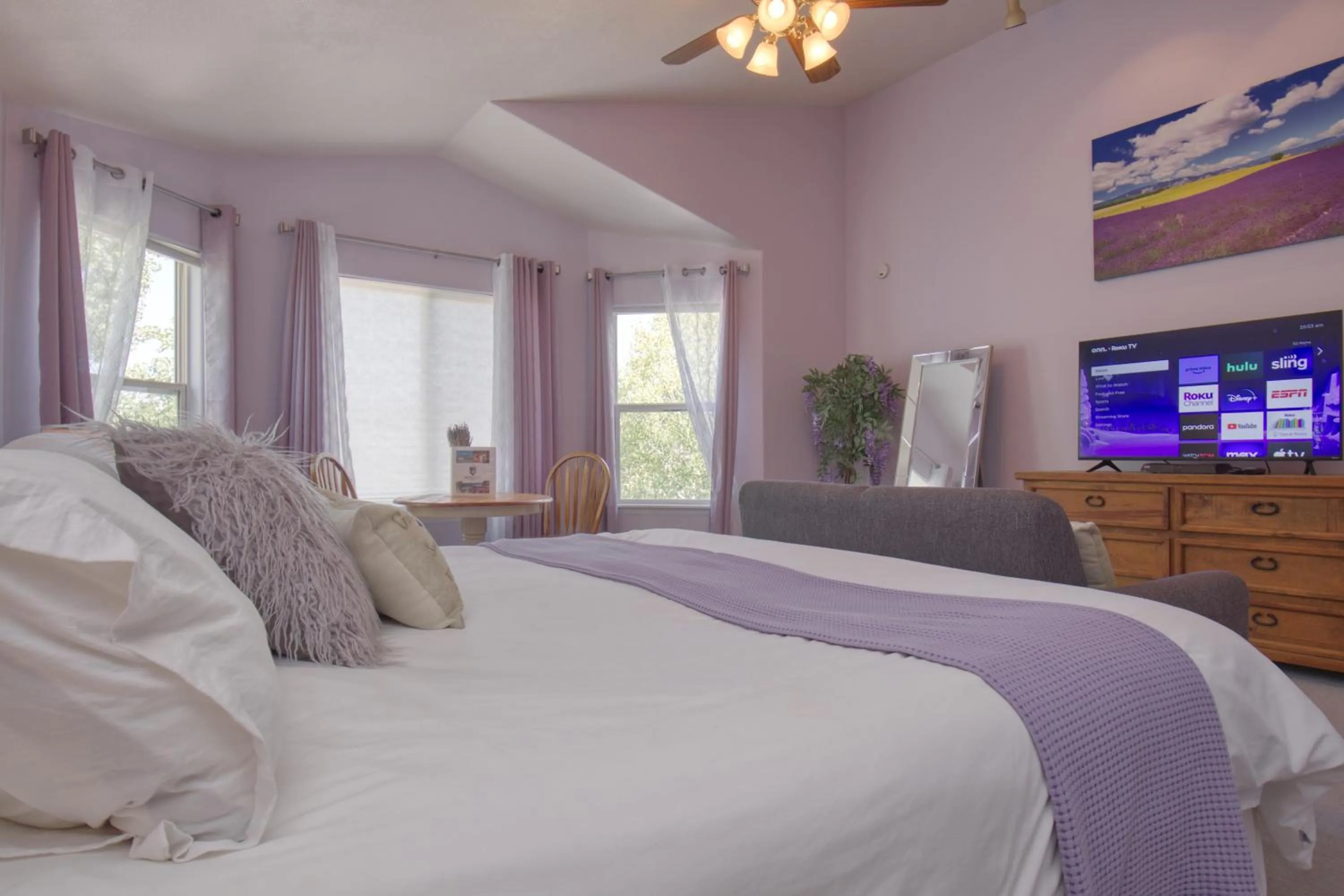 Property building, Bed in Castle Creek Manor