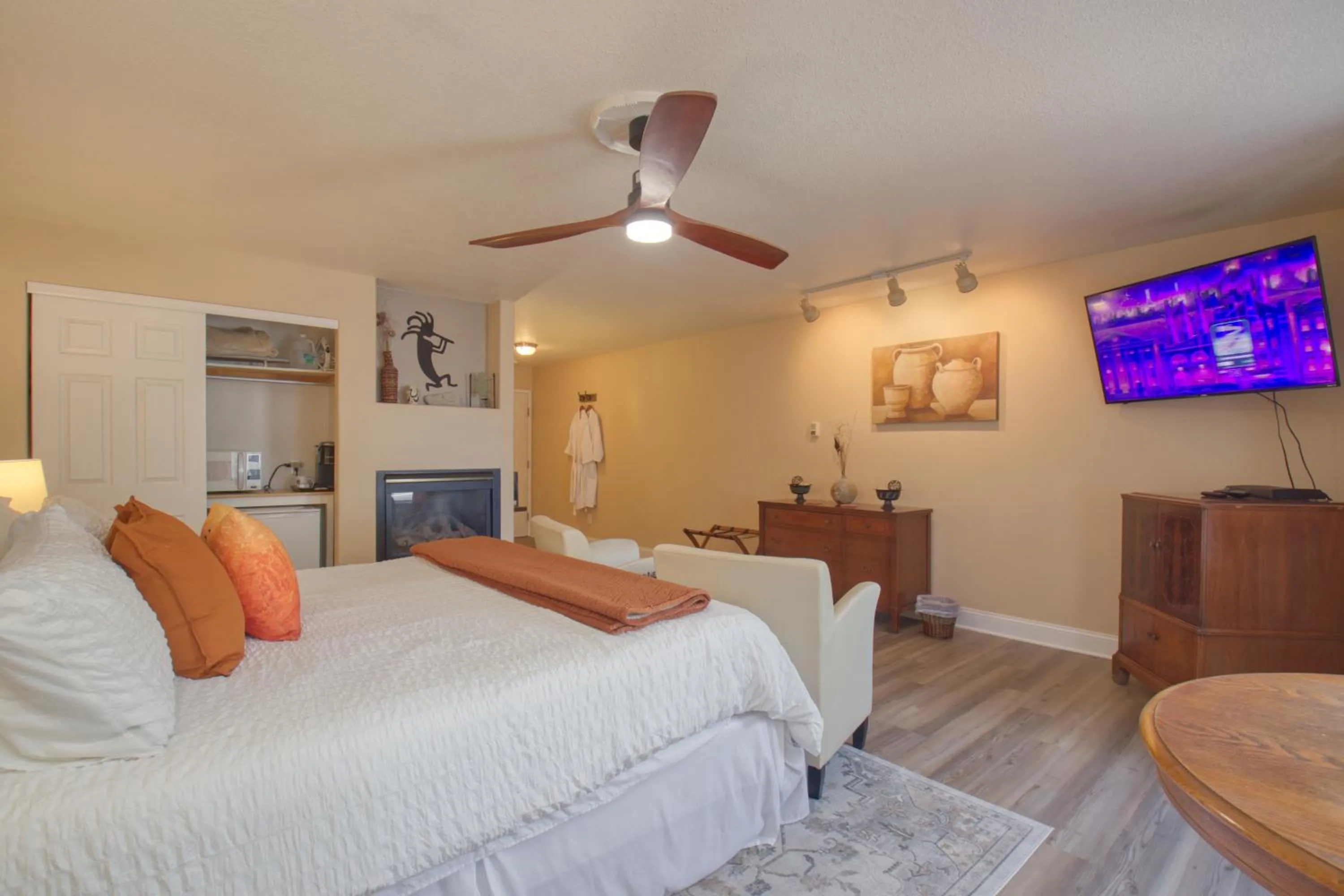 Property building, Bed in Castle Creek Manor