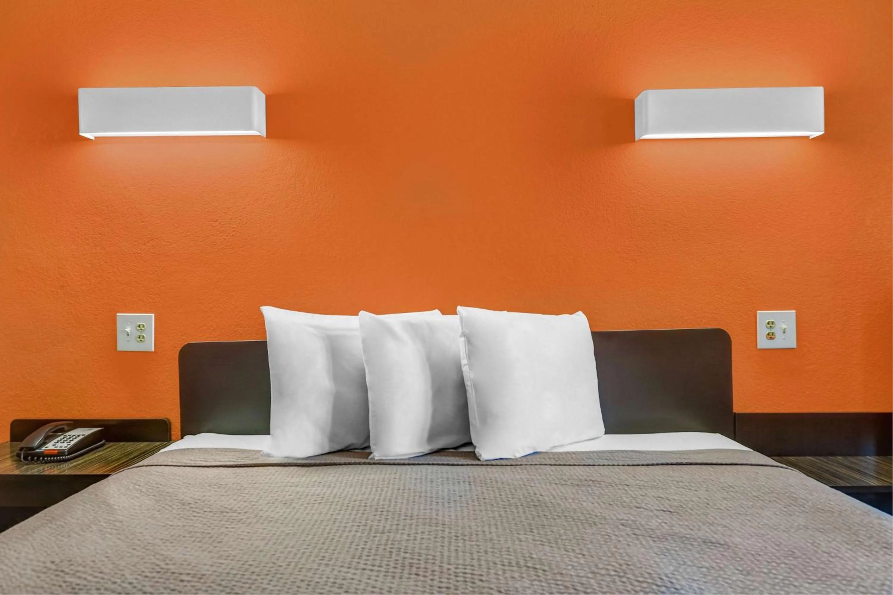 Photo of the whole room, Bed in Motel 6-Calhoun, GA