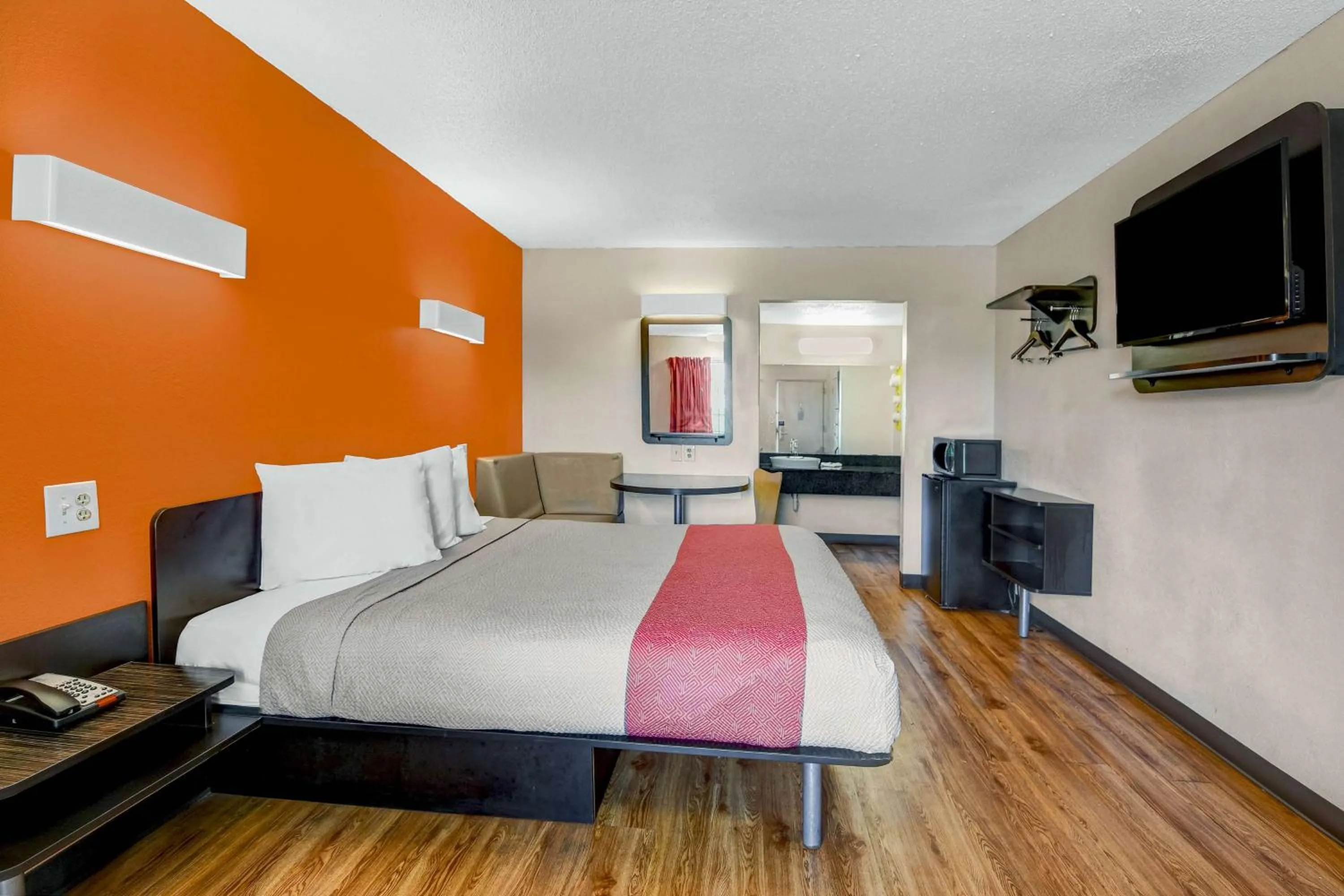 Photo of the whole room, Bed in Motel 6-Calhoun, GA