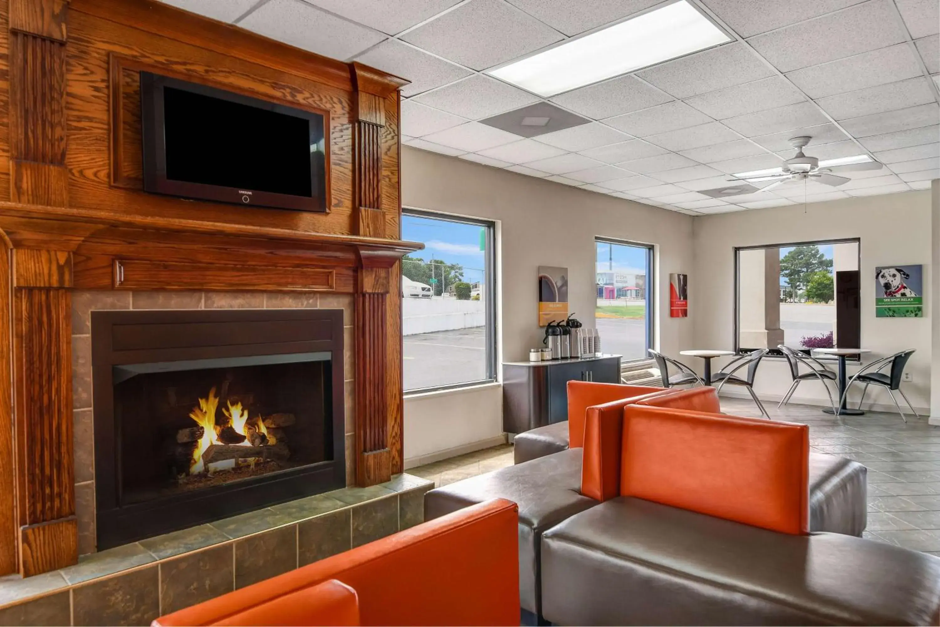 Lobby or reception, TV/Entertainment Center in Motel 6-Calhoun, GA