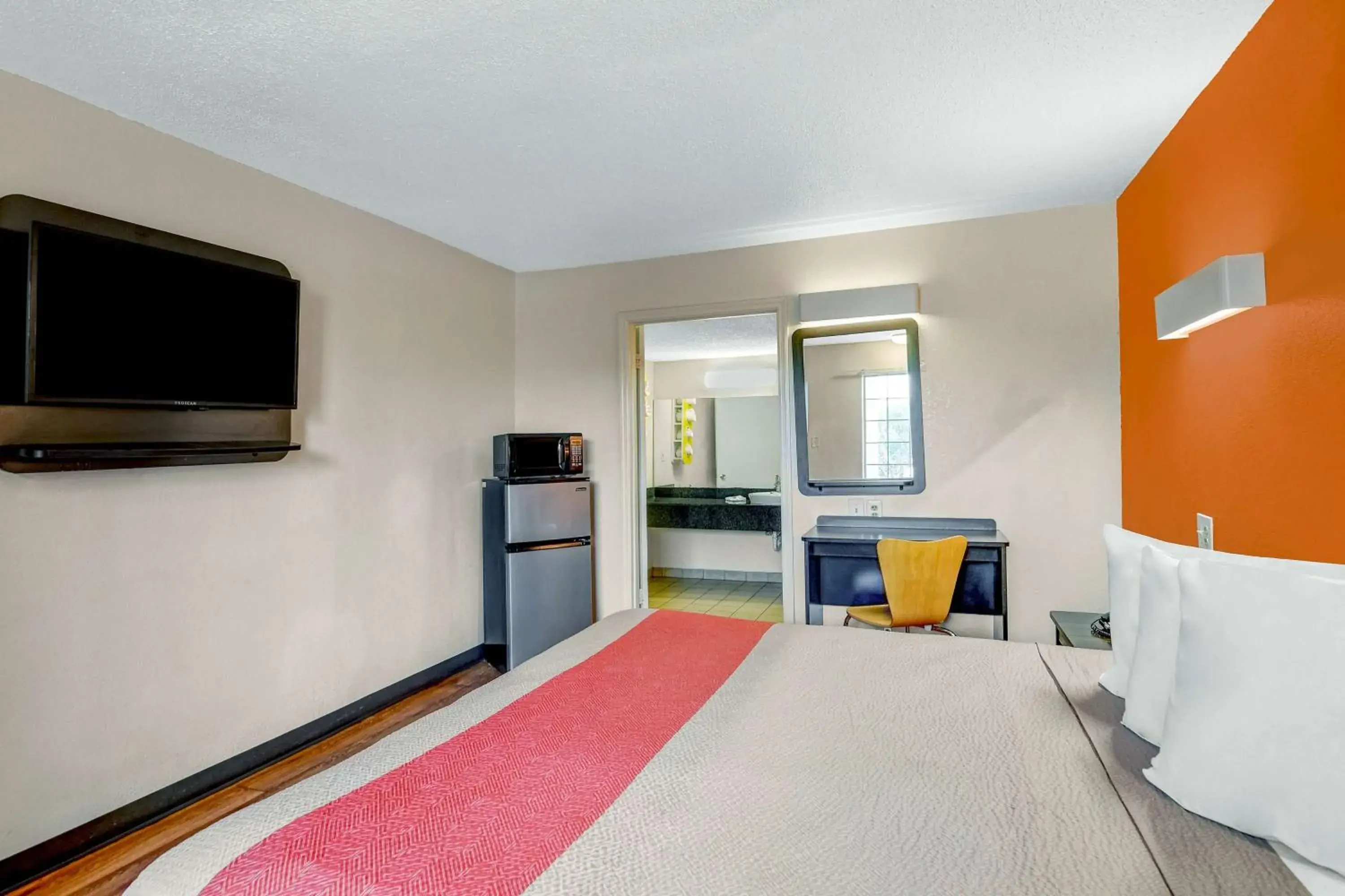Photo of the whole room, Bed in Motel 6-Calhoun, GA