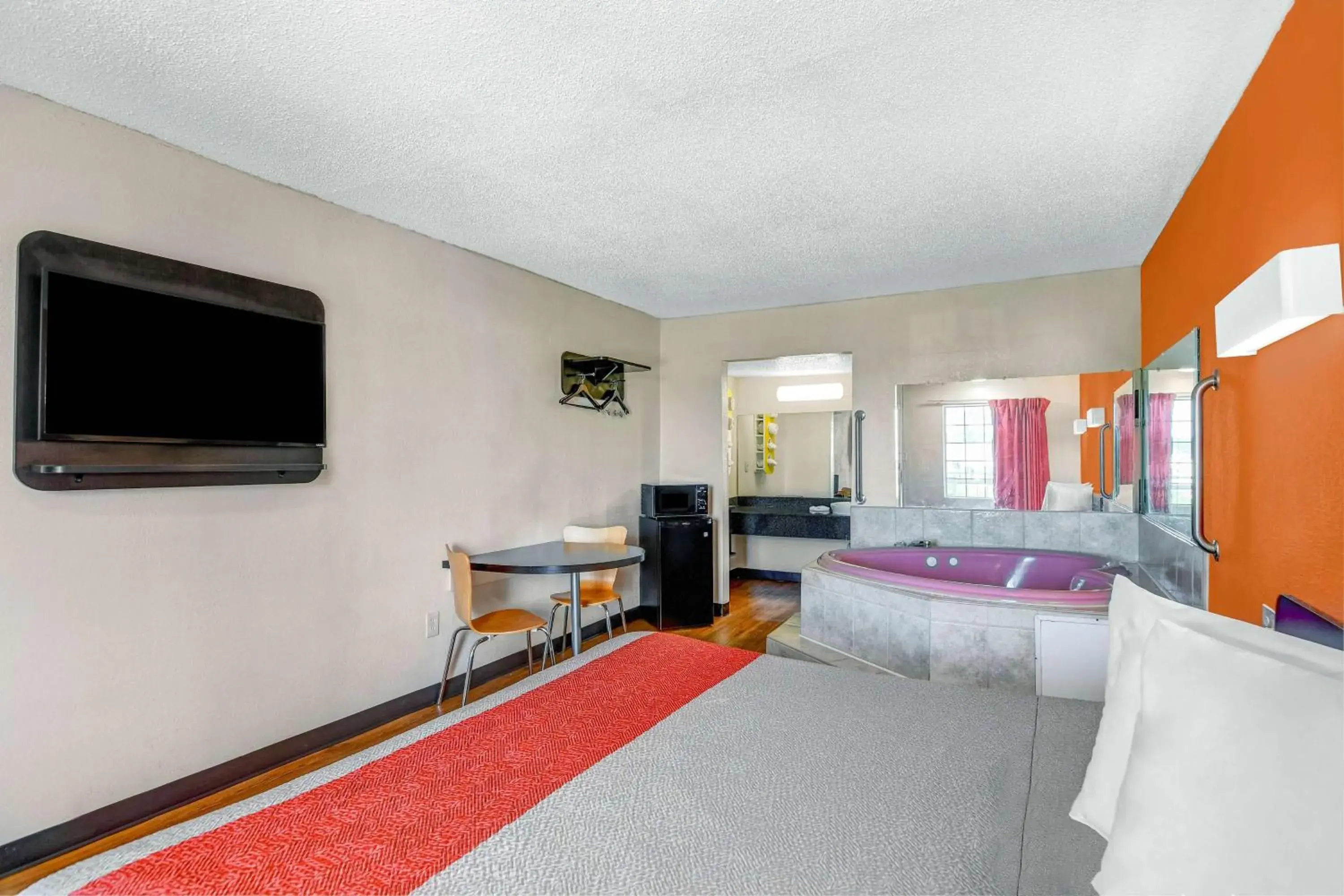 Photo of the whole room, Bed in Motel 6-Calhoun, GA