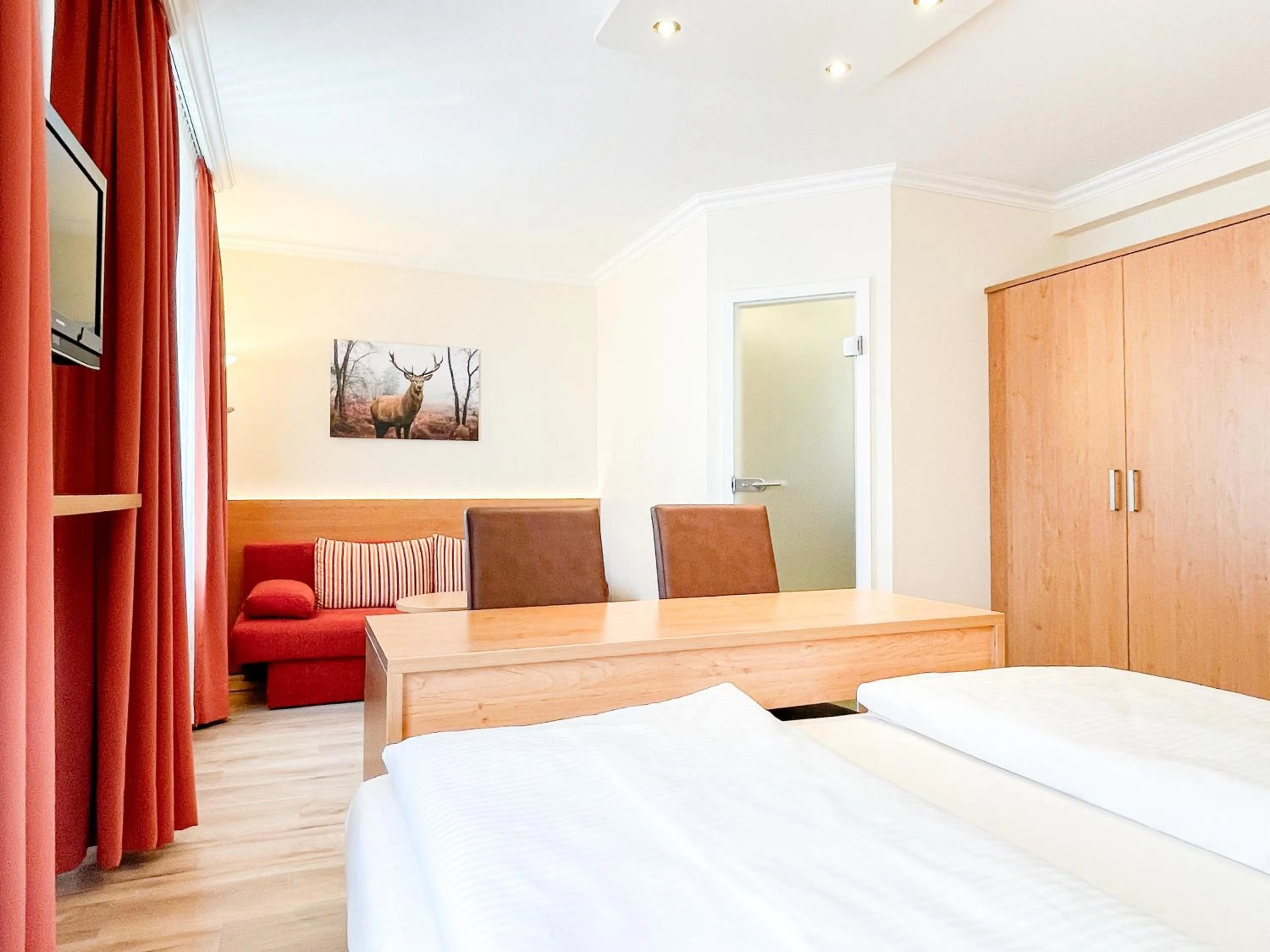 Bed in Hotel Kriemhild am Hirschgarten