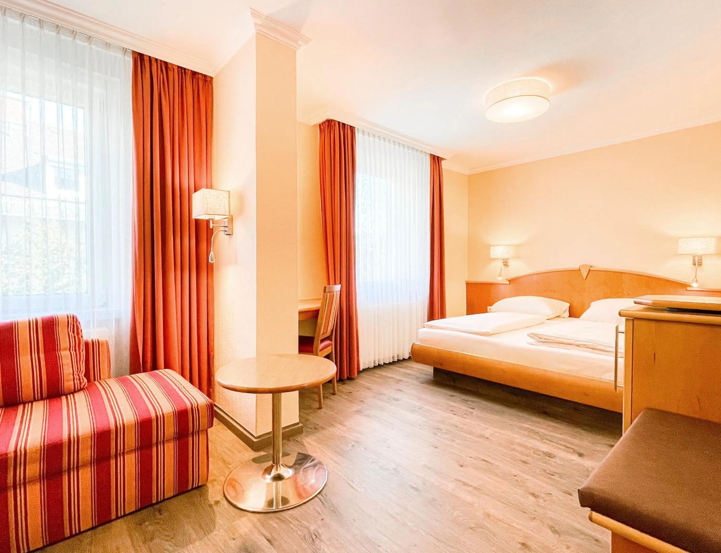 Bed in Hotel Kriemhild am Hirschgarten