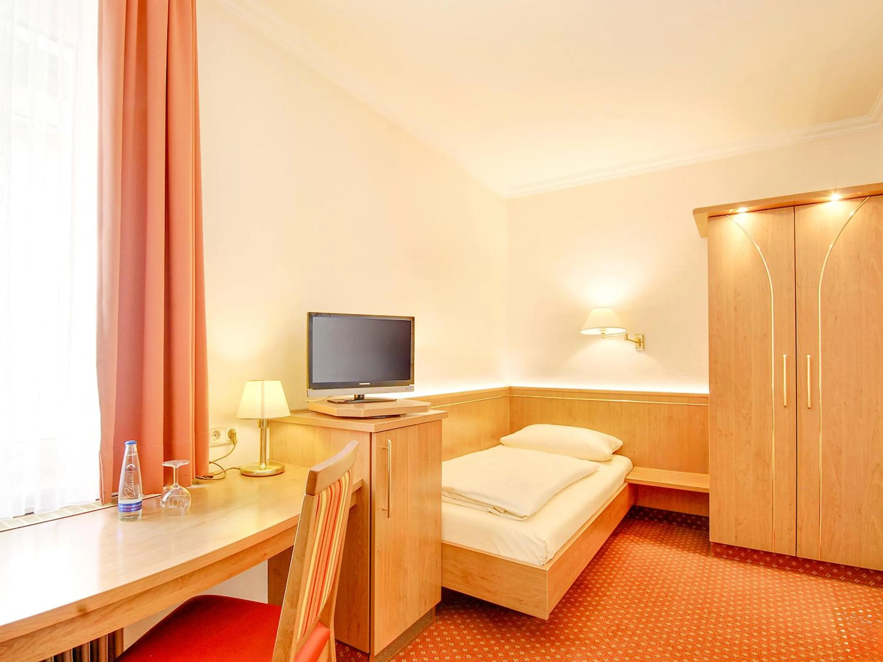 Bed in Hotel Kriemhild am Hirschgarten