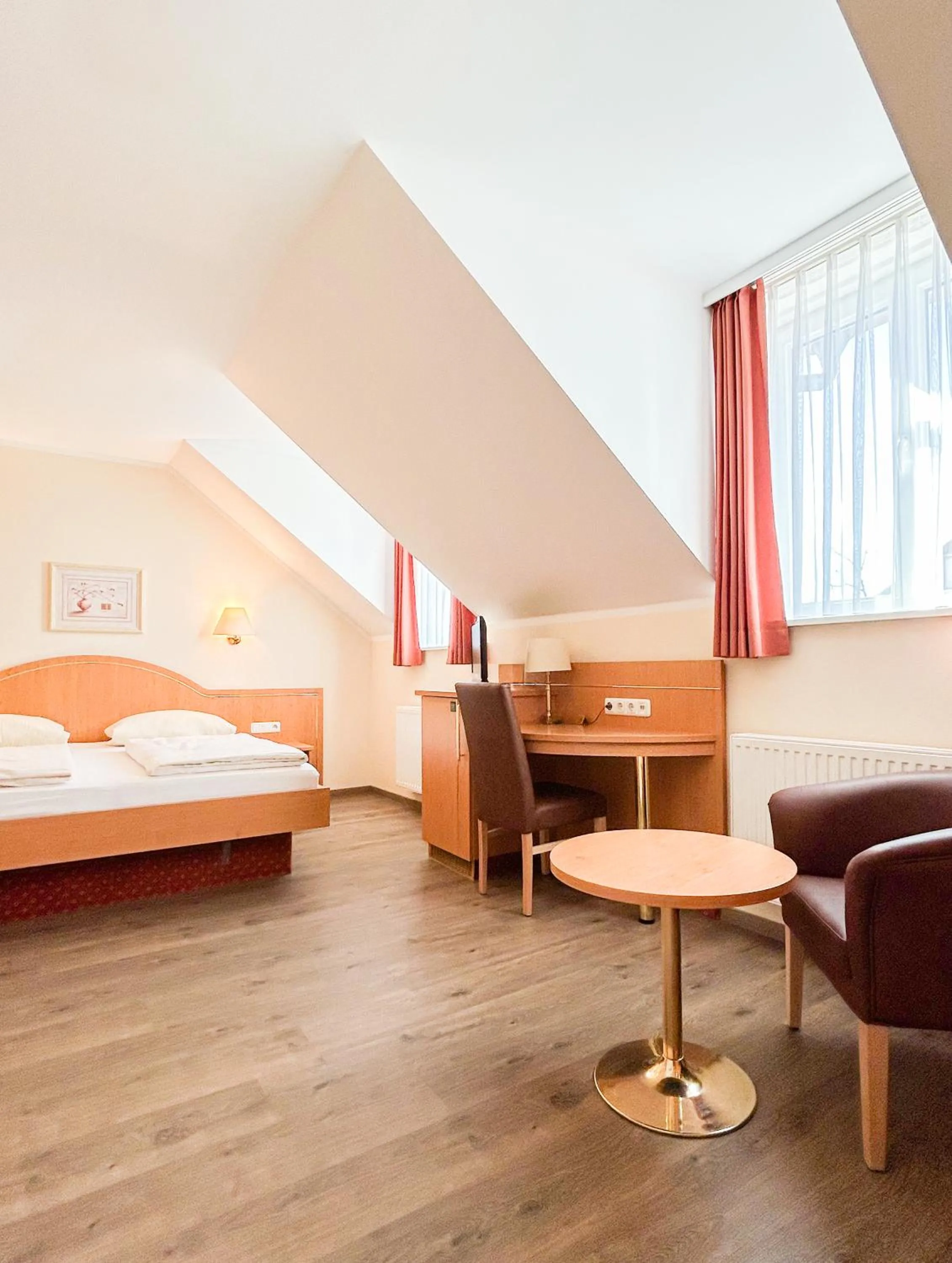 Bed in Hotel Kriemhild am Hirschgarten