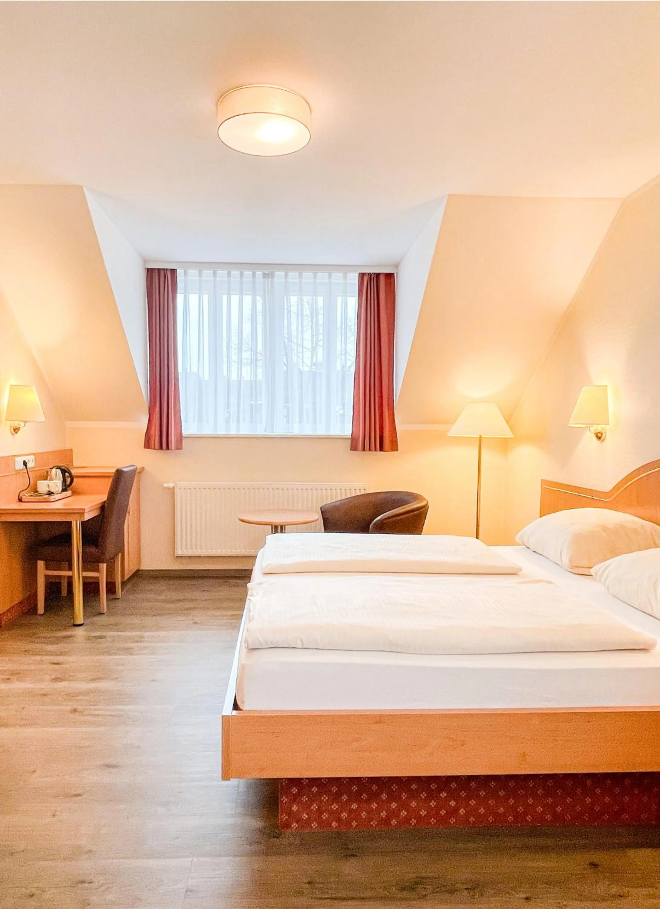 Bed in Hotel Kriemhild am Hirschgarten