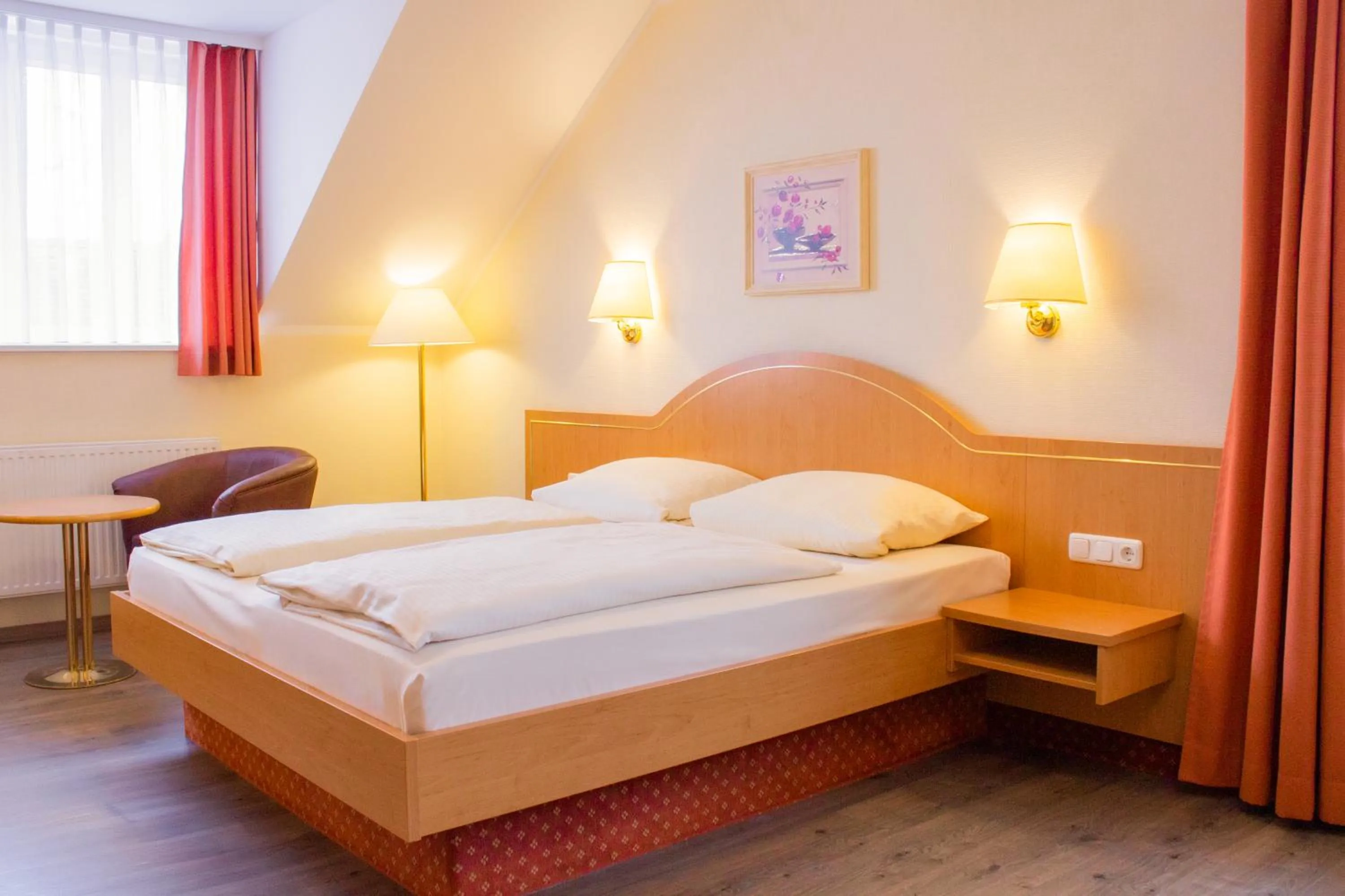 Bed in Hotel Kriemhild am Hirschgarten