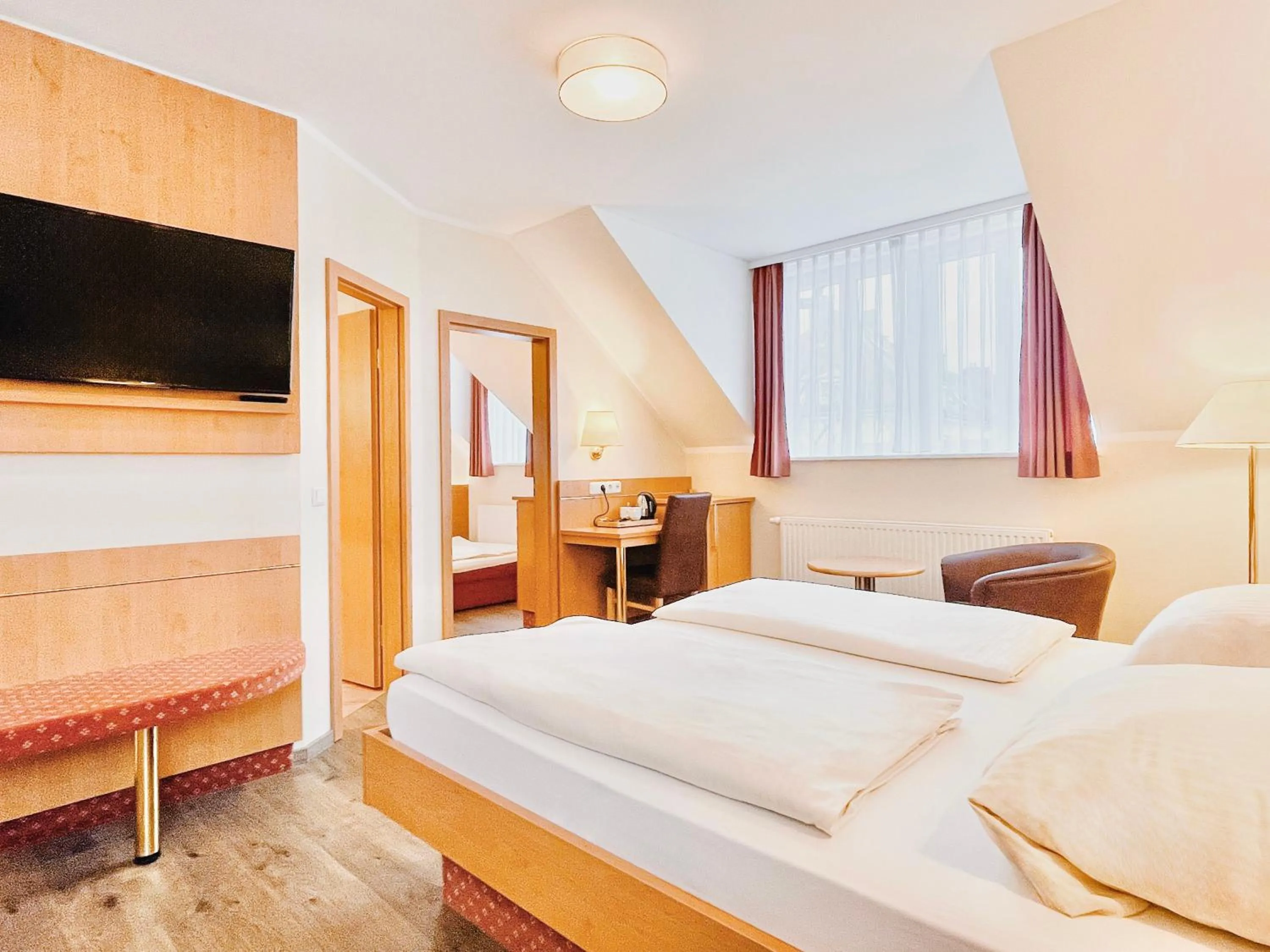 Bed in Hotel Kriemhild am Hirschgarten