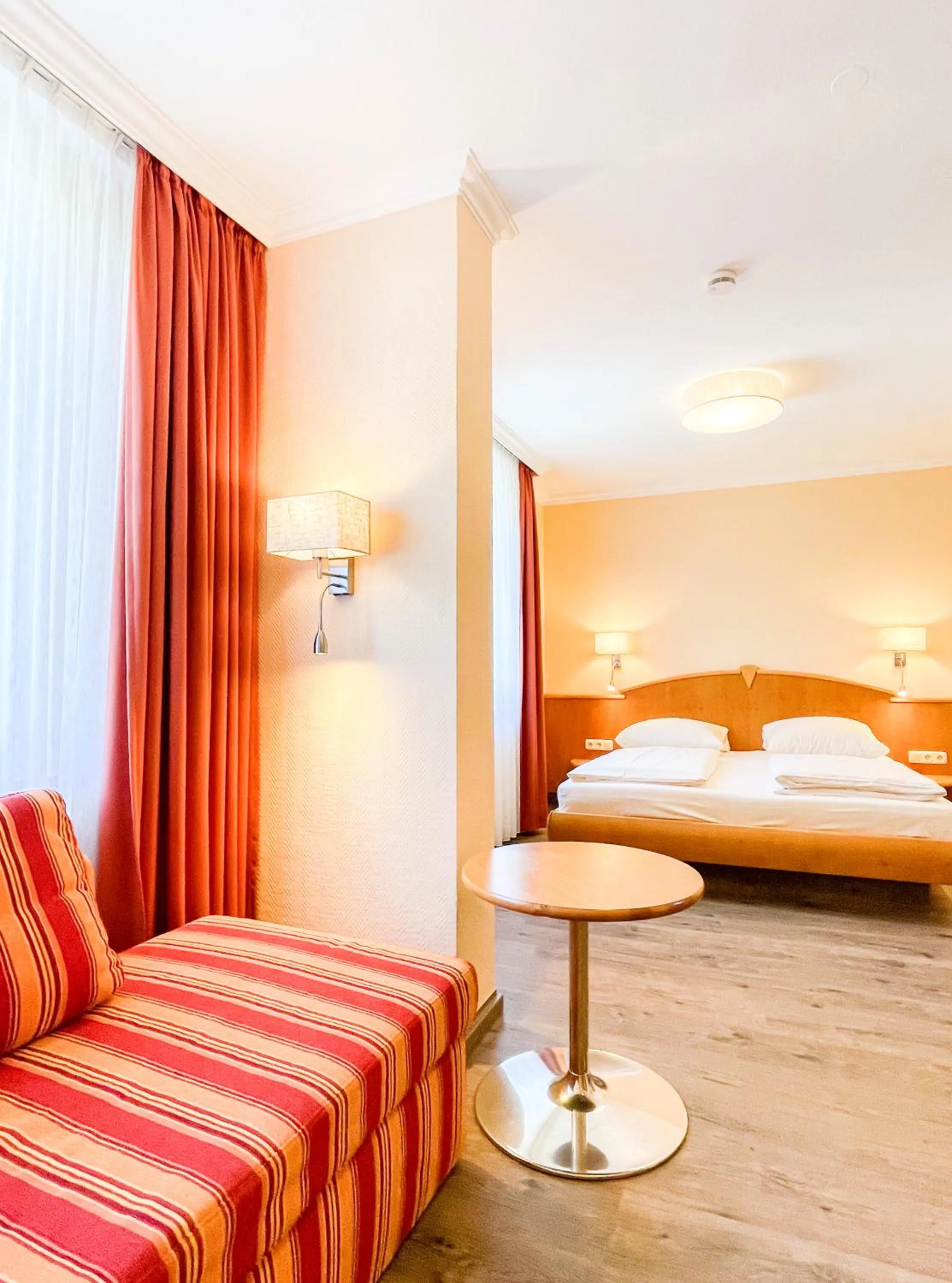 Bed in Hotel Kriemhild am Hirschgarten