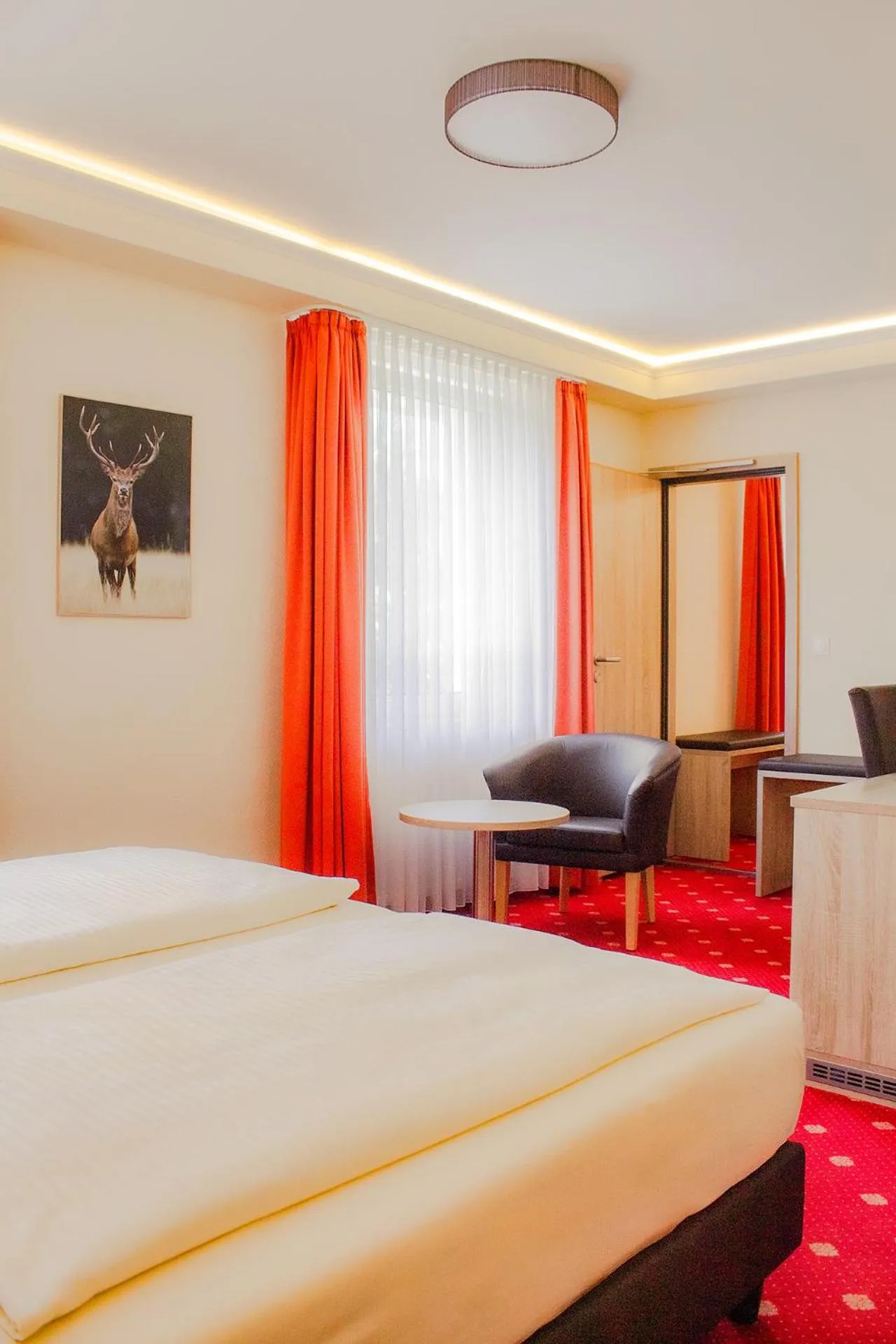 Bed in Hotel Kriemhild am Hirschgarten