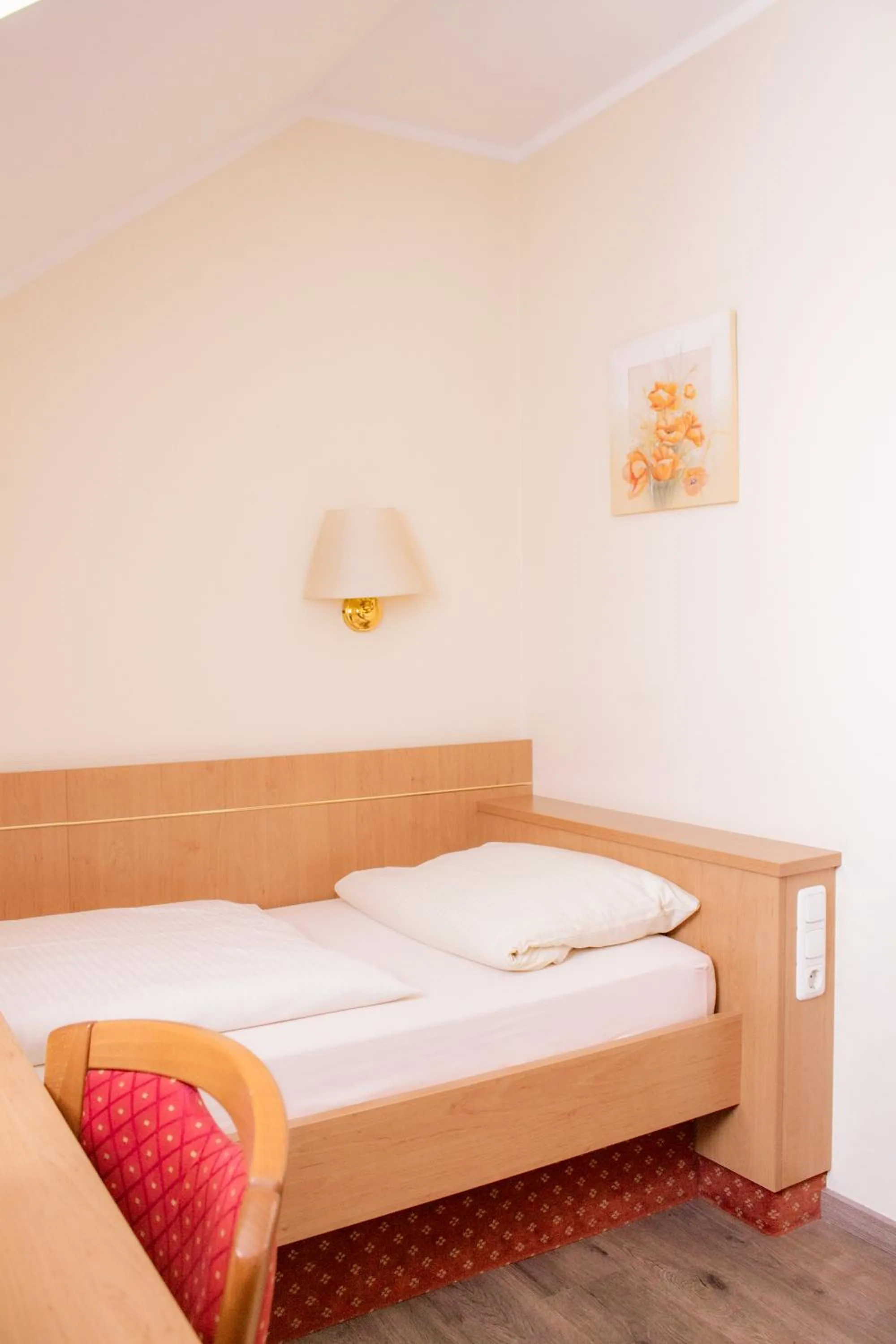 Bed in Hotel Kriemhild am Hirschgarten