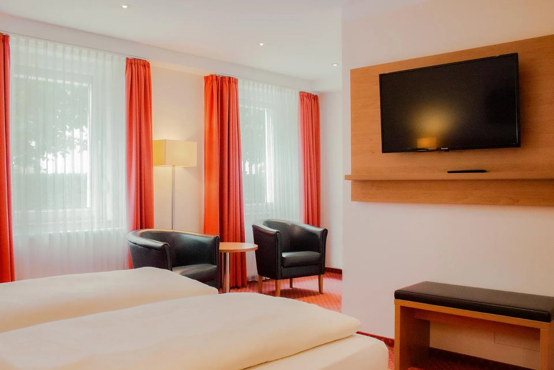 Bed in Hotel Kriemhild am Hirschgarten