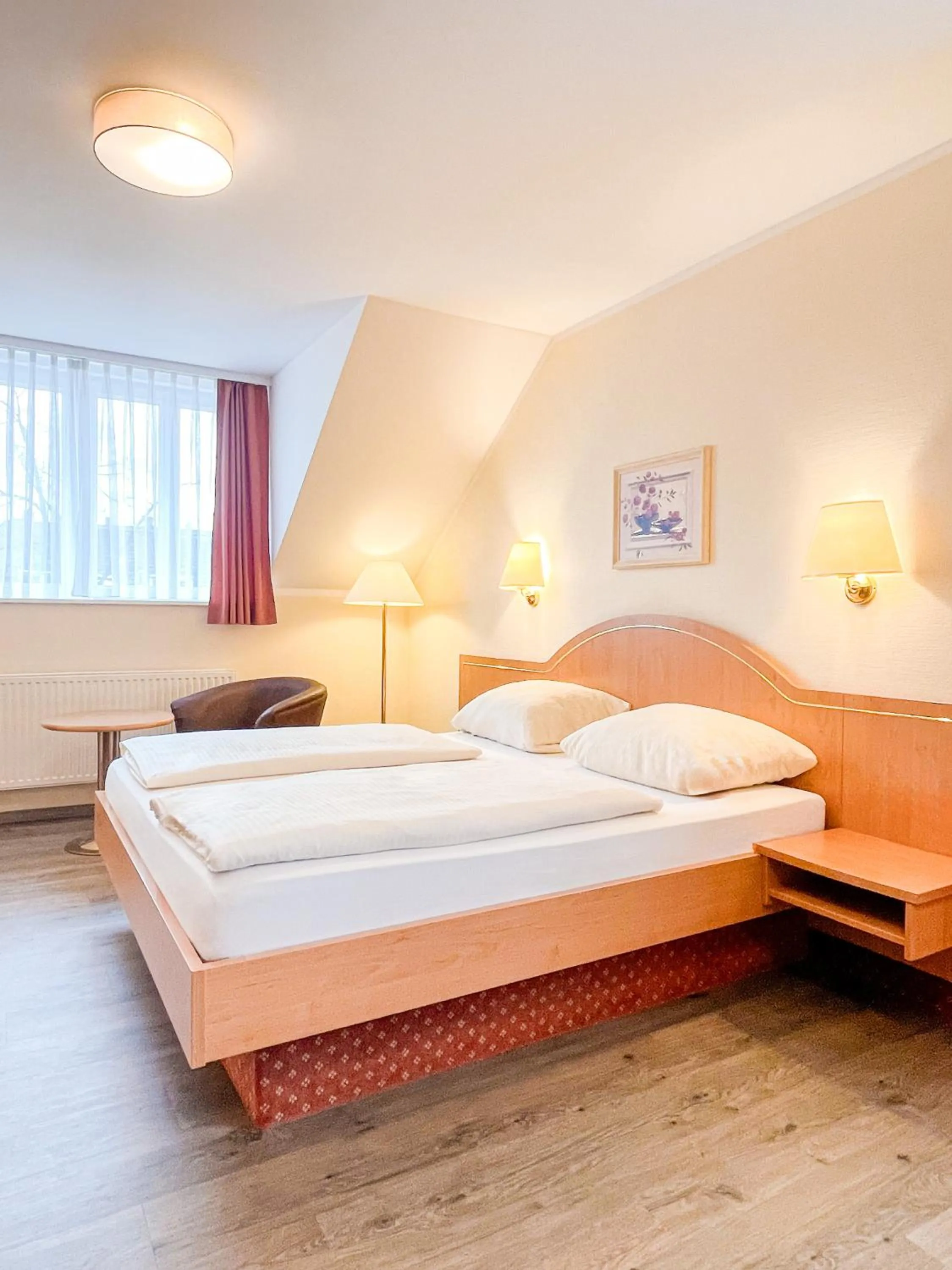 Bed in Hotel Kriemhild am Hirschgarten