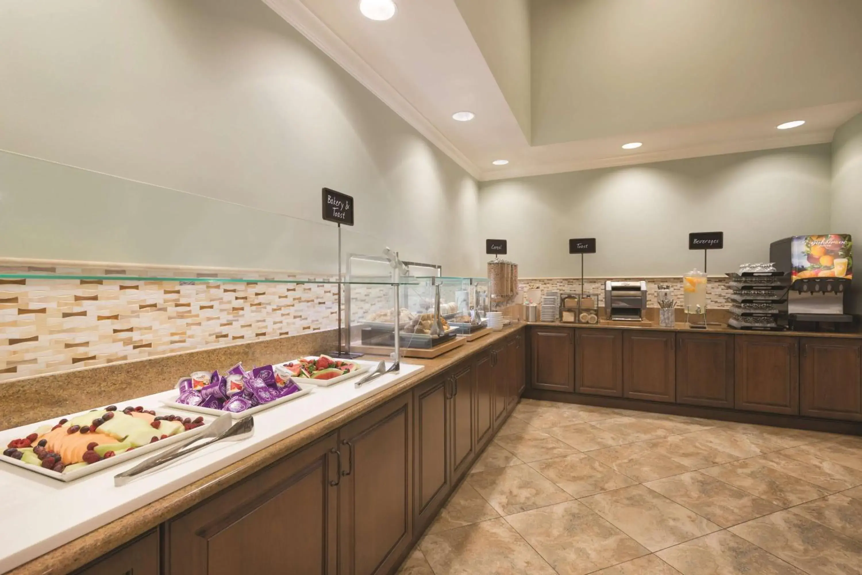 Restaurant/places to eat in Embassy Suites Savannah Historic District Restaurant/places to eat in Embassy Suites Savannah Historic District