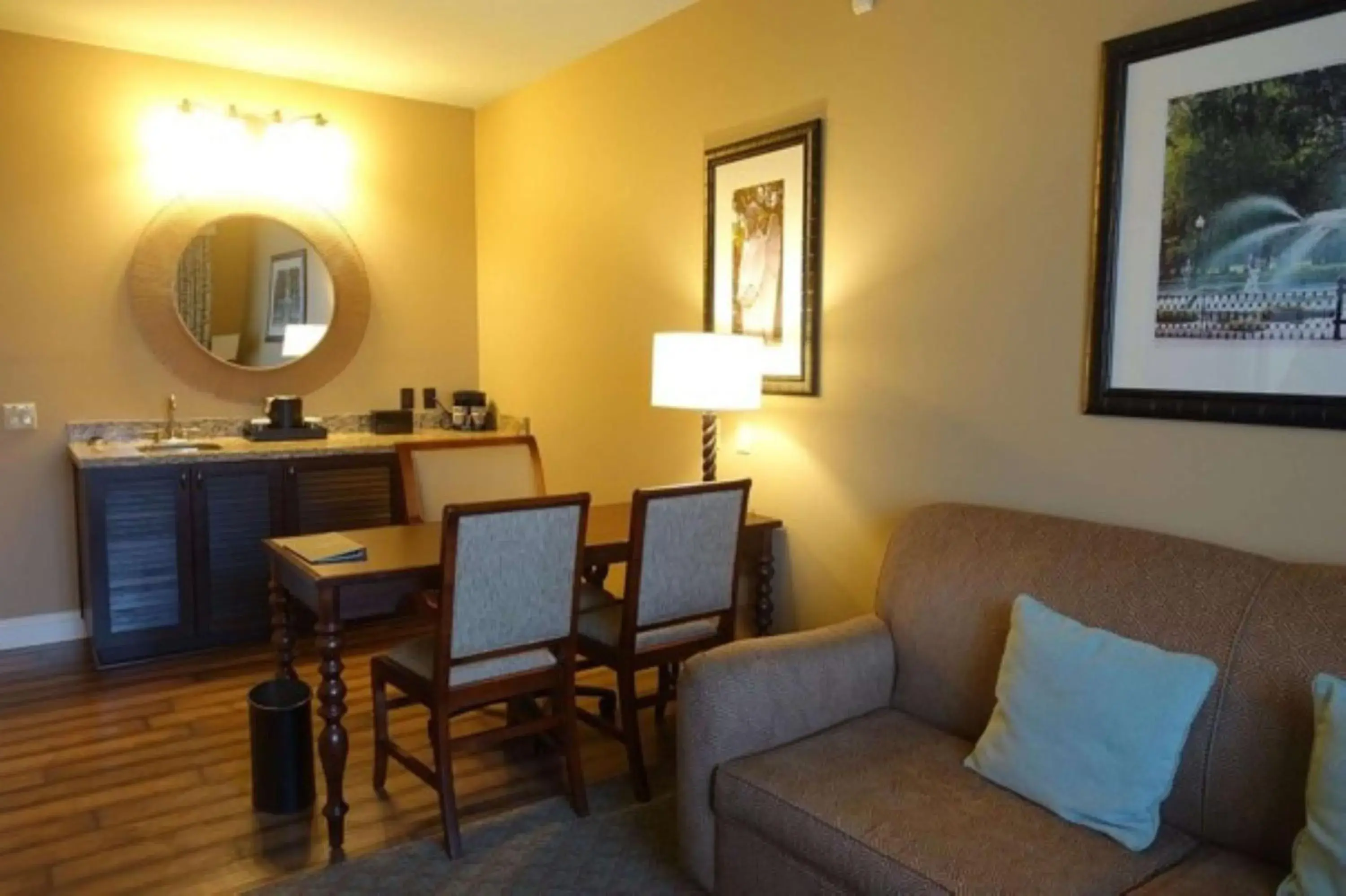 Living room in Embassy Suites Savannah Historic District Living room in Embassy Suites Savannah Historic District